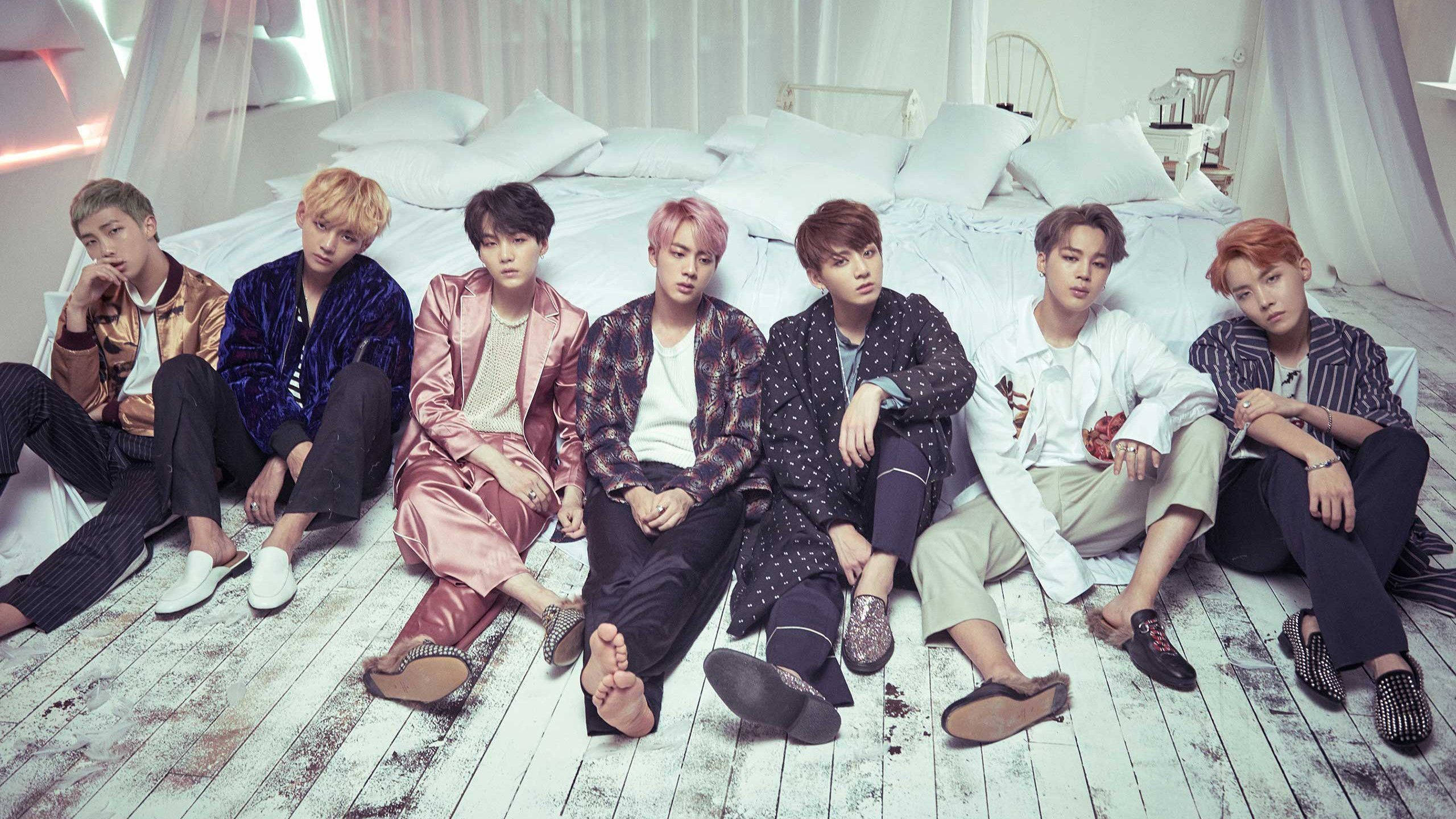 BTS thành viên bên cạnh giường với laptop Hình nền