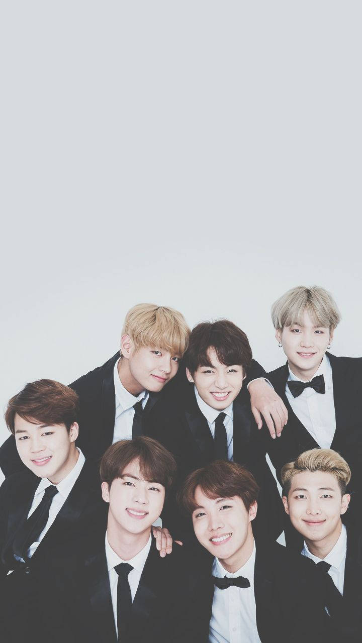 Hình nền BTS của V, Jungkook, Jimin, Suga, Jin, RM và J-hope mặc vest đen.