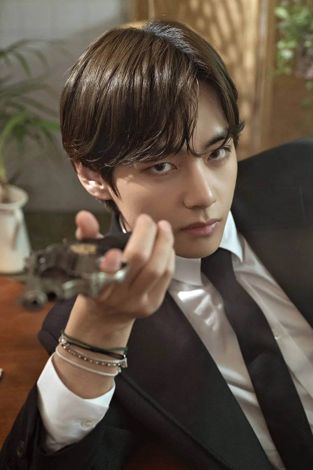 BTS V Cầm Súng Hình nền