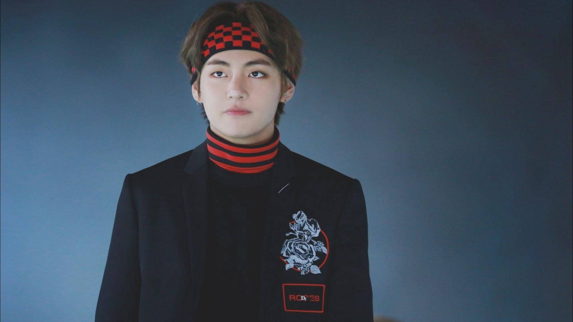 BTS V dễ thương trong tông đen và đỏ Hình nền