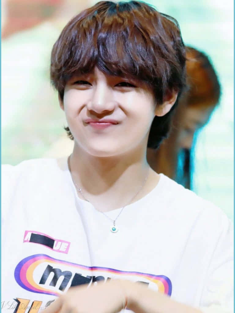BTS V tự tin nở nụ cười Hình nền