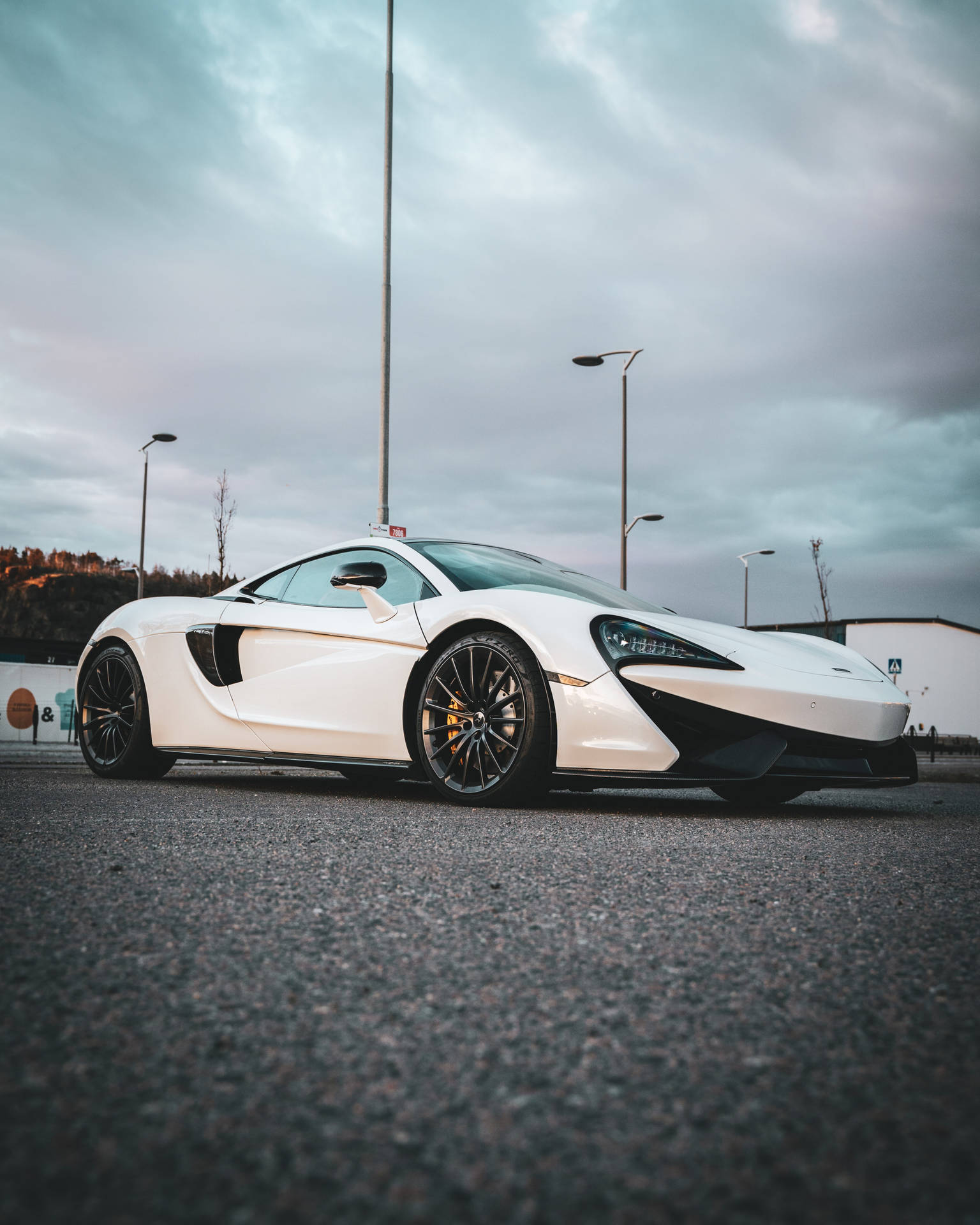 Hình nền Bugatti Trắng Trong Ngày Nhiều Mây