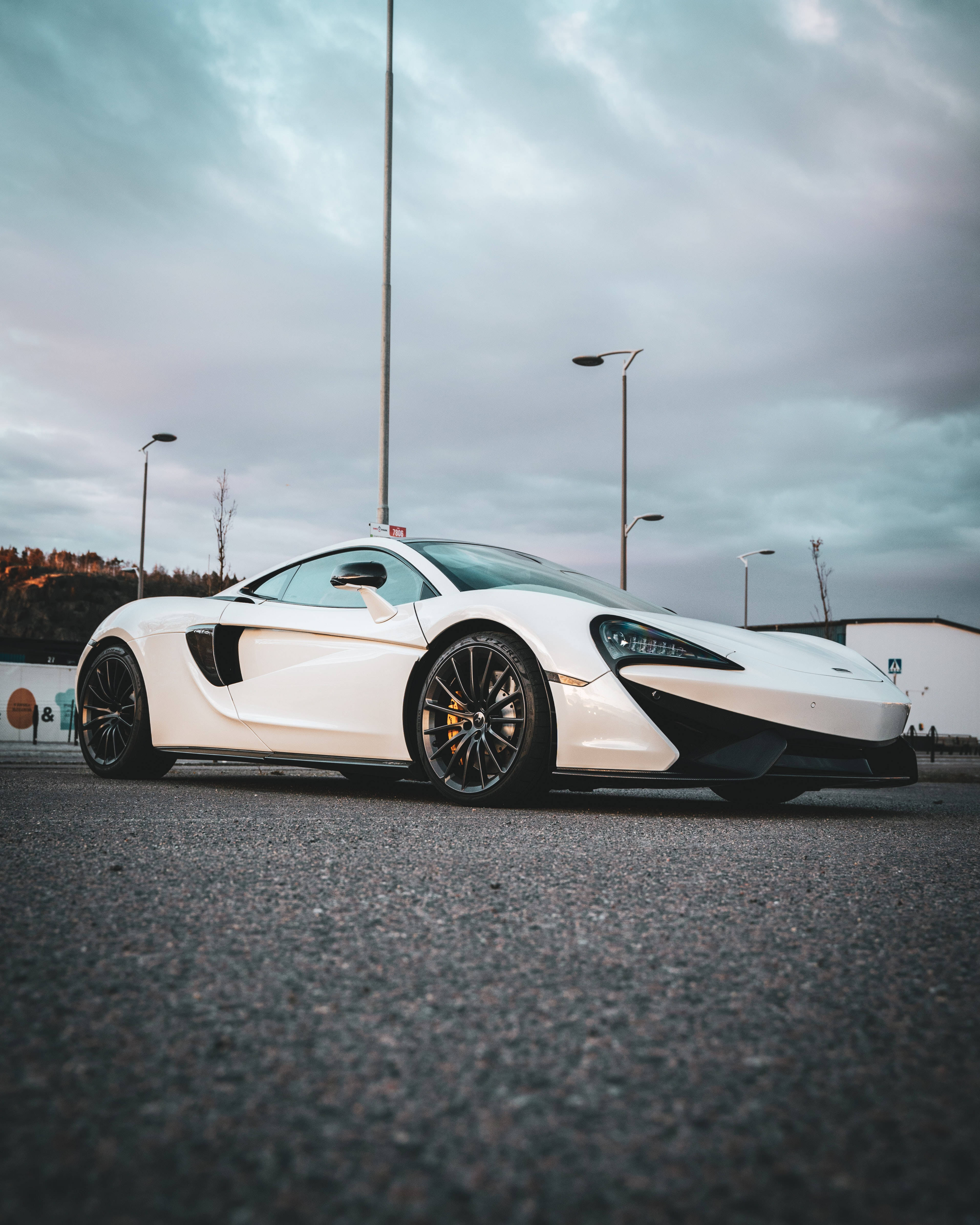 Bugatti Trắng Trong Ngày Nhiều Mây Hình nền