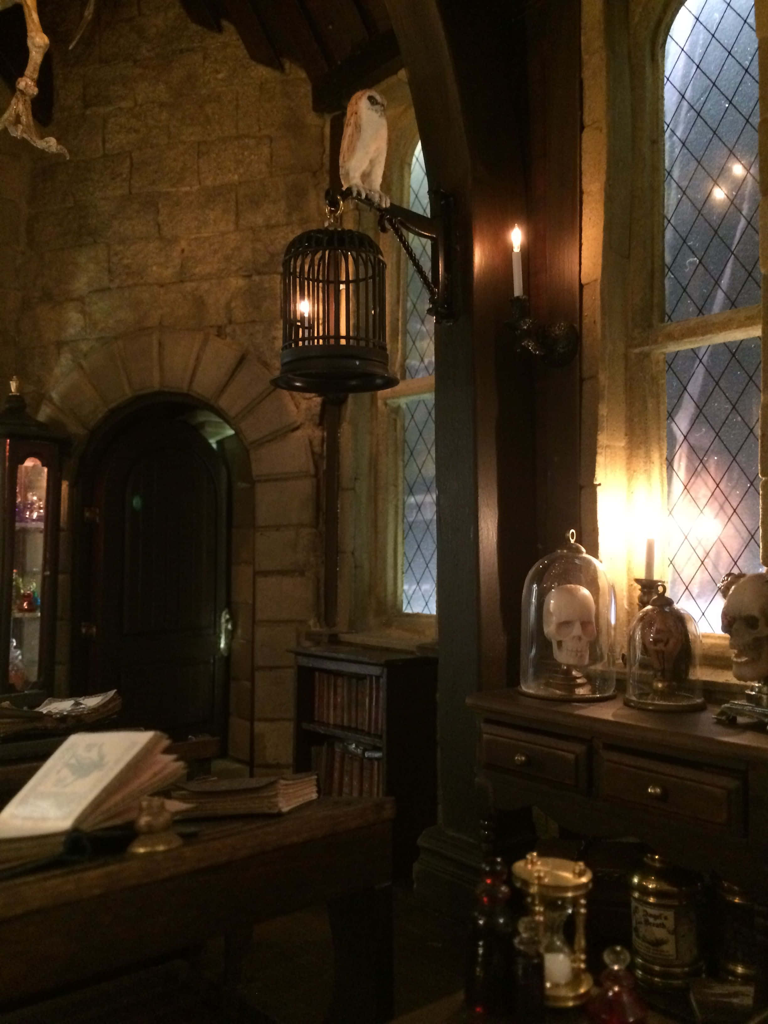 Bước vào Lớp học Nghệ thuật Hắc ám Hogwarts và mở khóa những bí mật của hắc ám. Hình nền