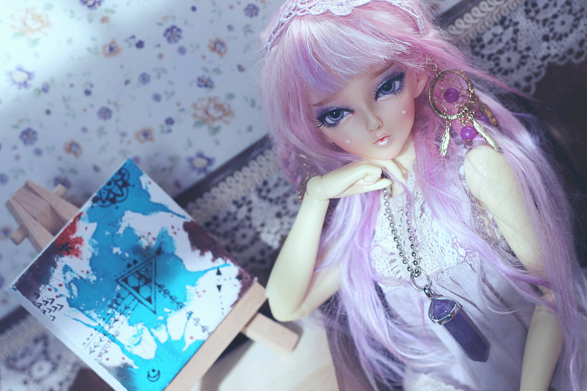 Búp bê Barbie dễ thương với mái tóc màu oải hương Hình nền