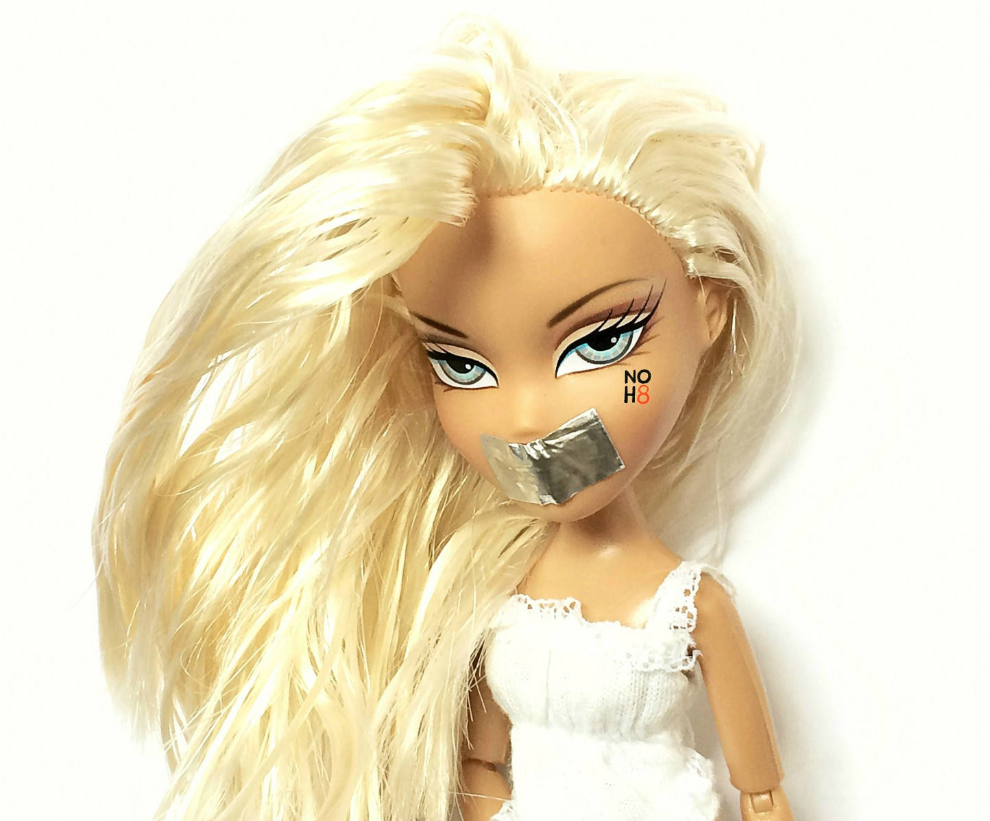 Búp bê Bratz thẩm mỹ phong cách con tin màu trắng Hình nền