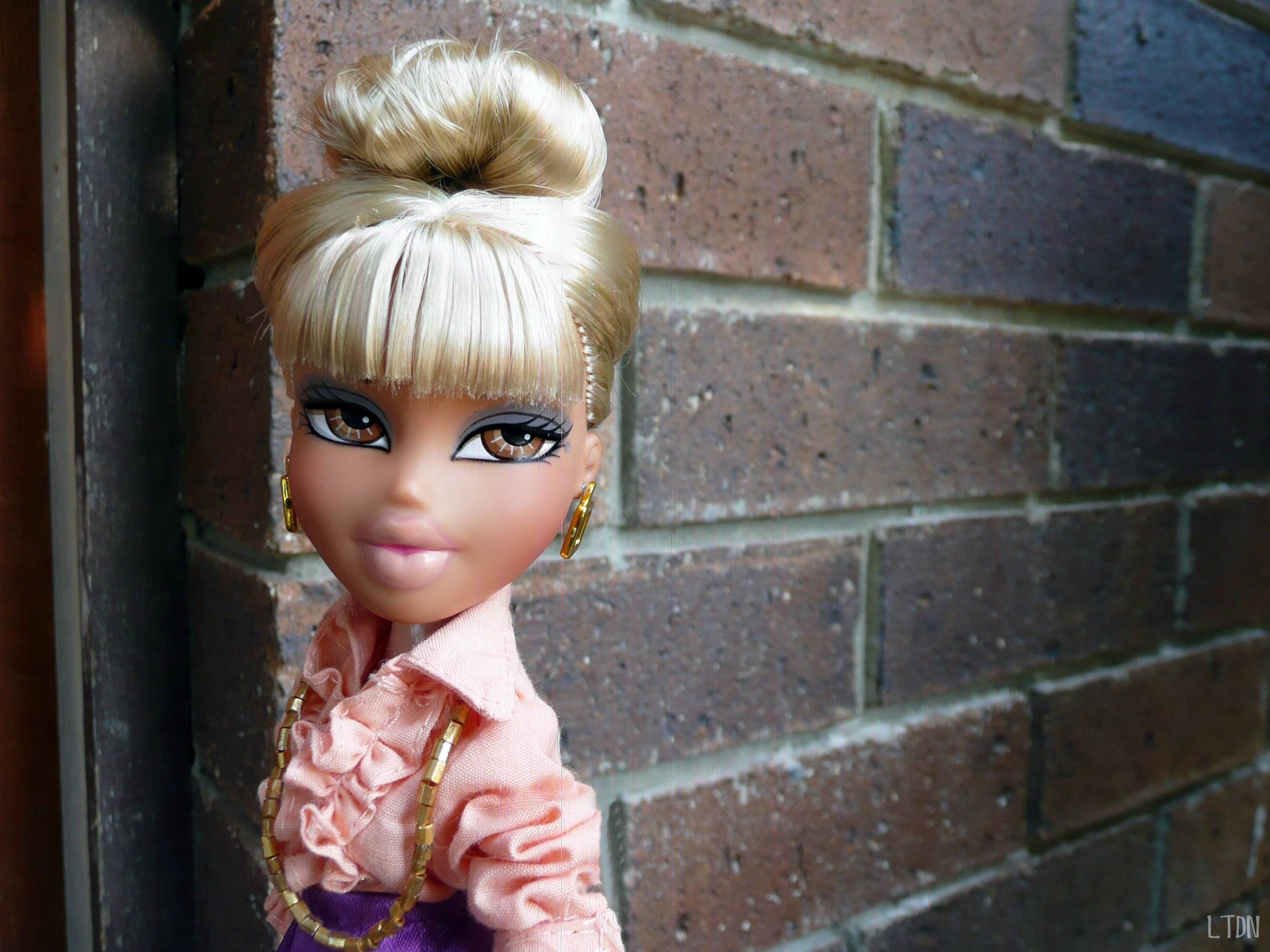 Búp bê thẩm mỹ Bratz tóc vàng Hình nền