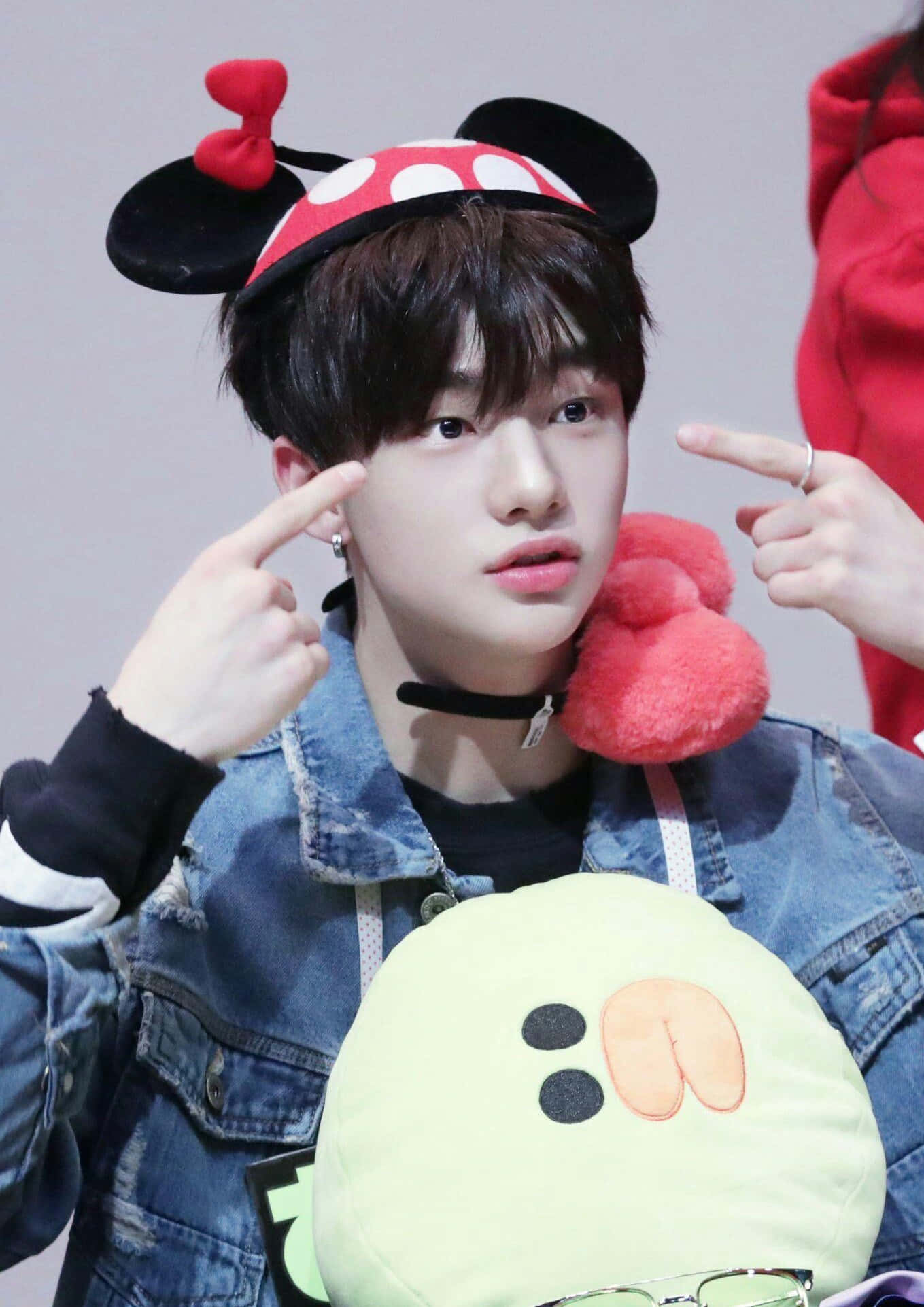 Ca sĩ Hàn Quốc Hyunjin đội mũ Minnie Mouse Hình nền