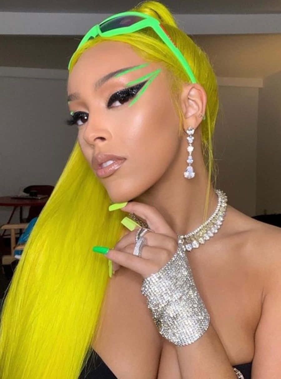 Ca sĩ kiêm nhạc sĩ Doja Cat biểu diễn trên sân khấu Hình nền