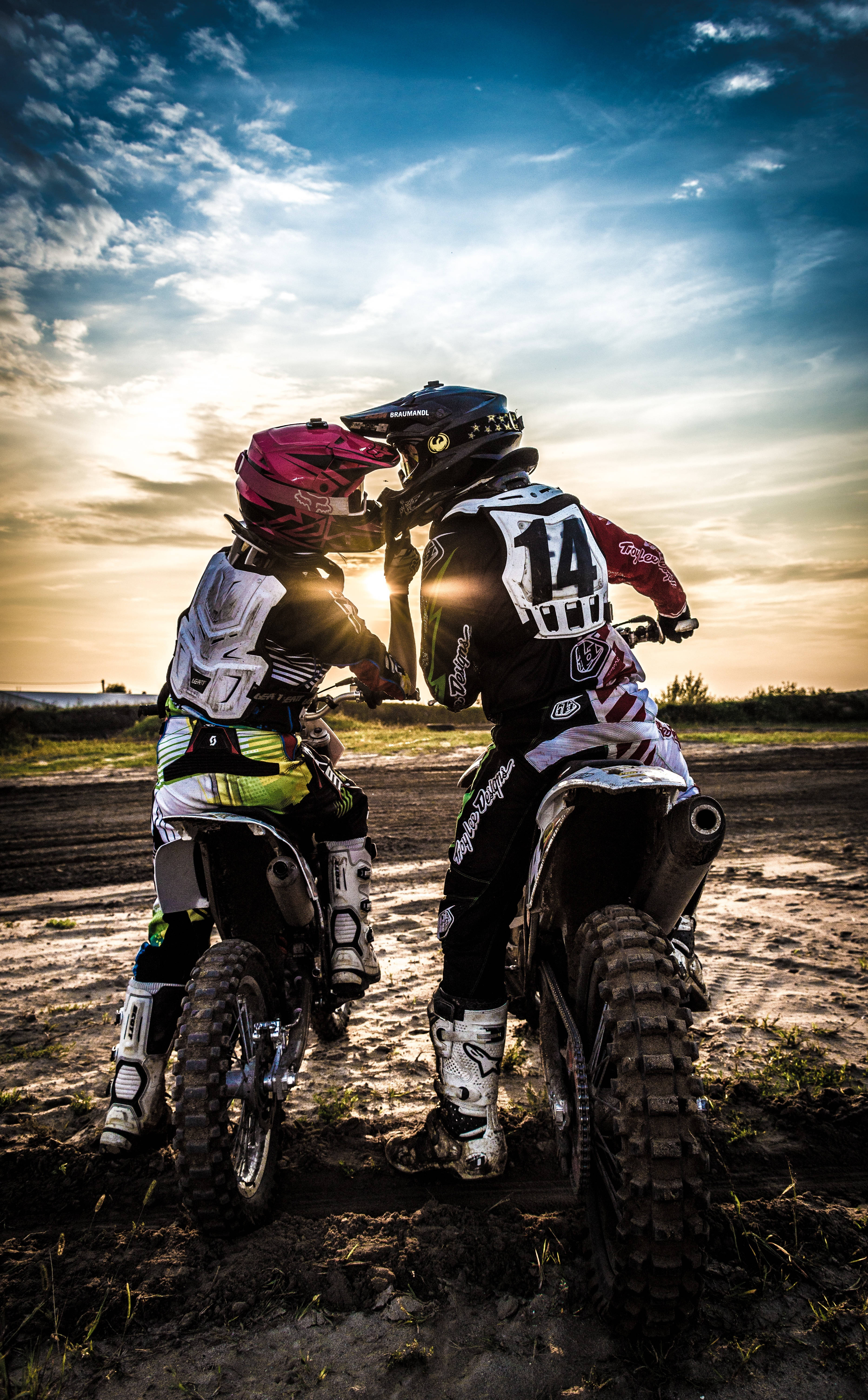 Các tay đua Motocross đang nói chuyện Hình nền