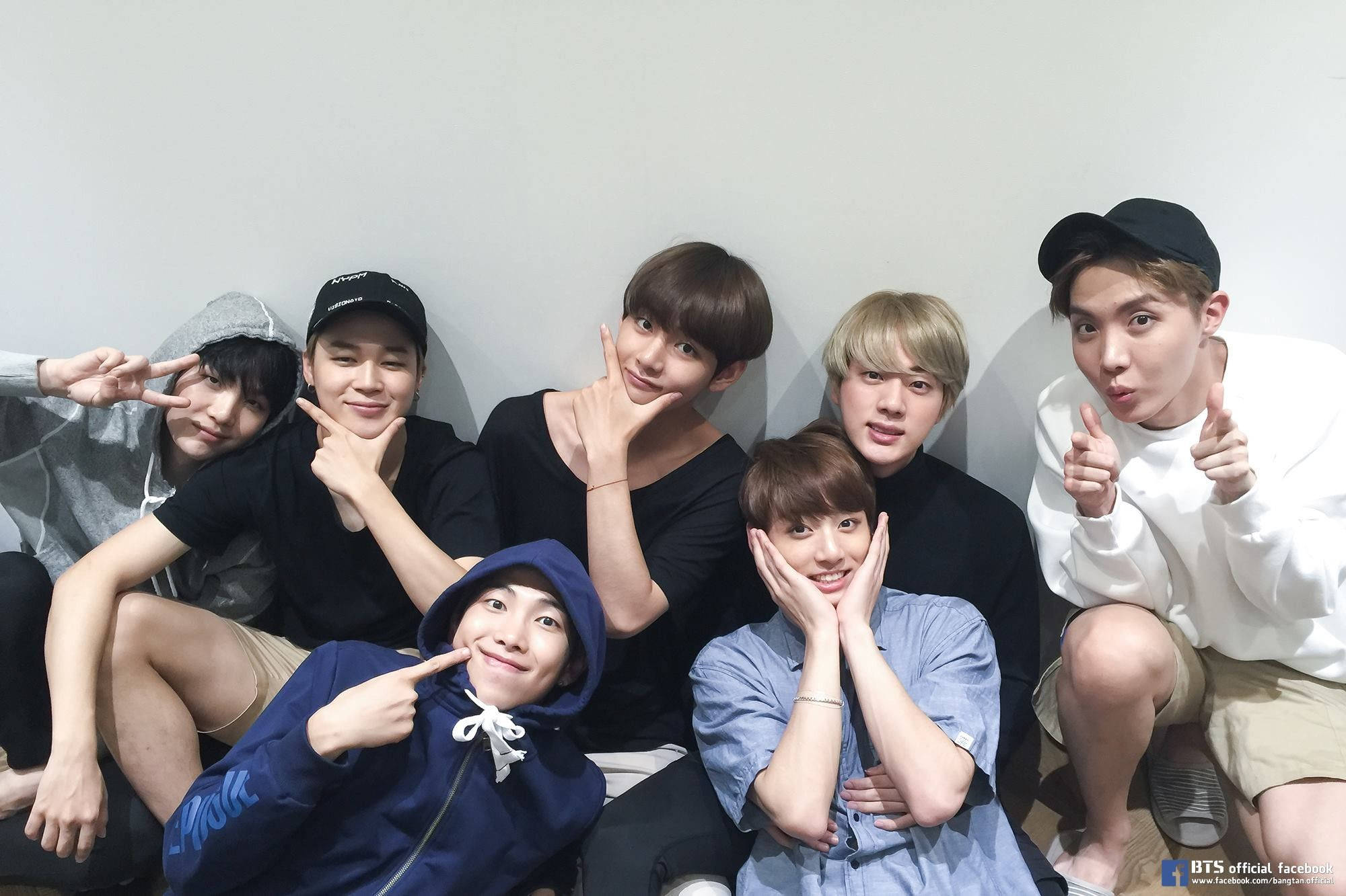 Các Thành Viên BTS Đều Mỉm Cười Hình nền
