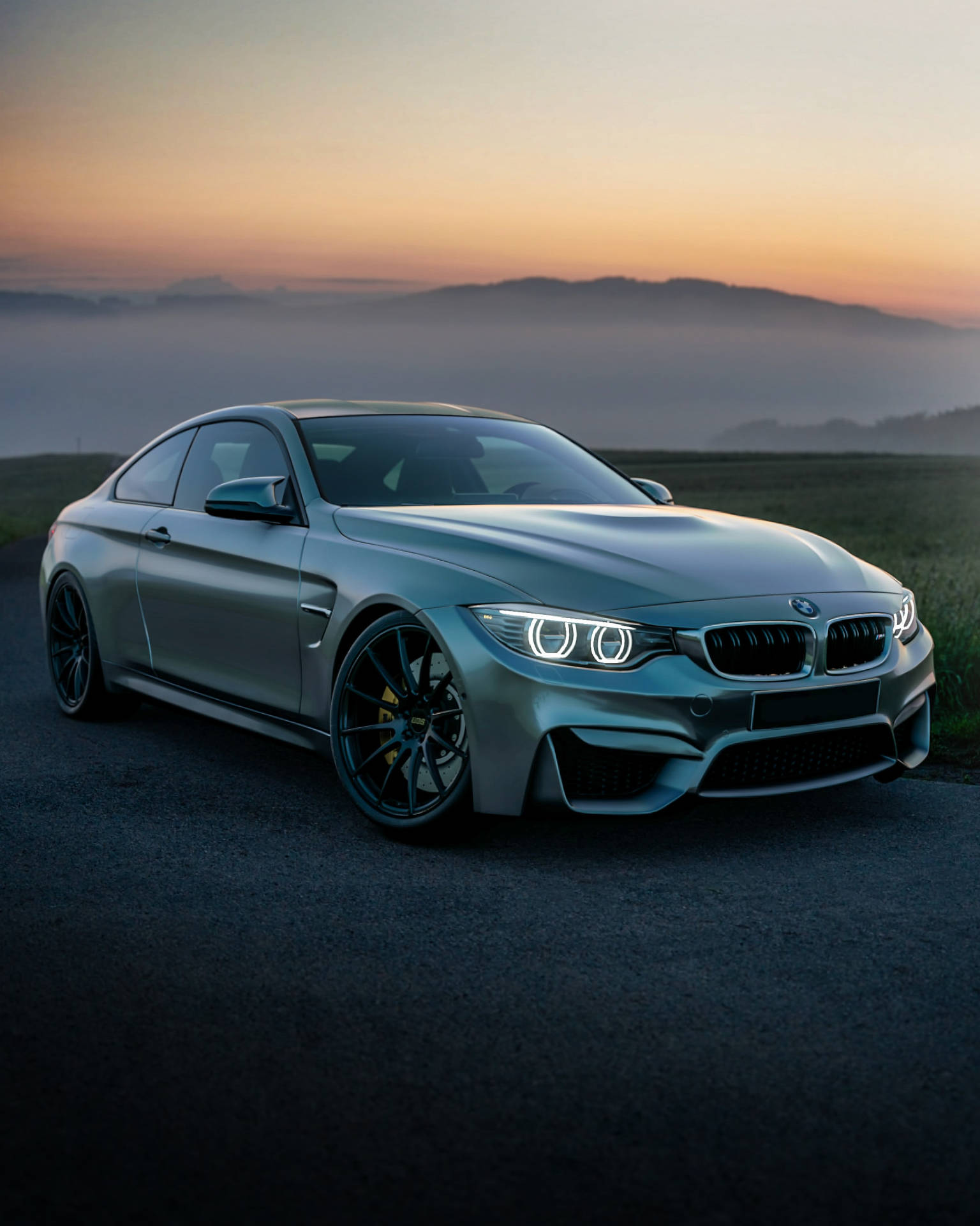 Hình nền xe BMW F83 M4 màu xám trên núi lúc bình minh
