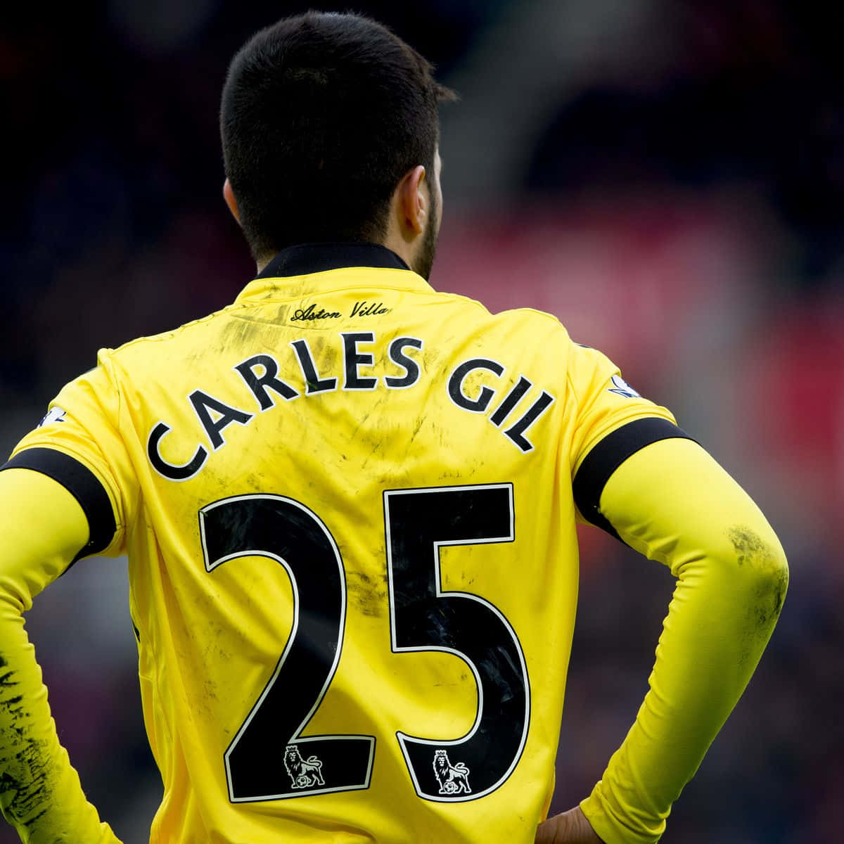 Carles Gil mặc áo vàng Hình nền