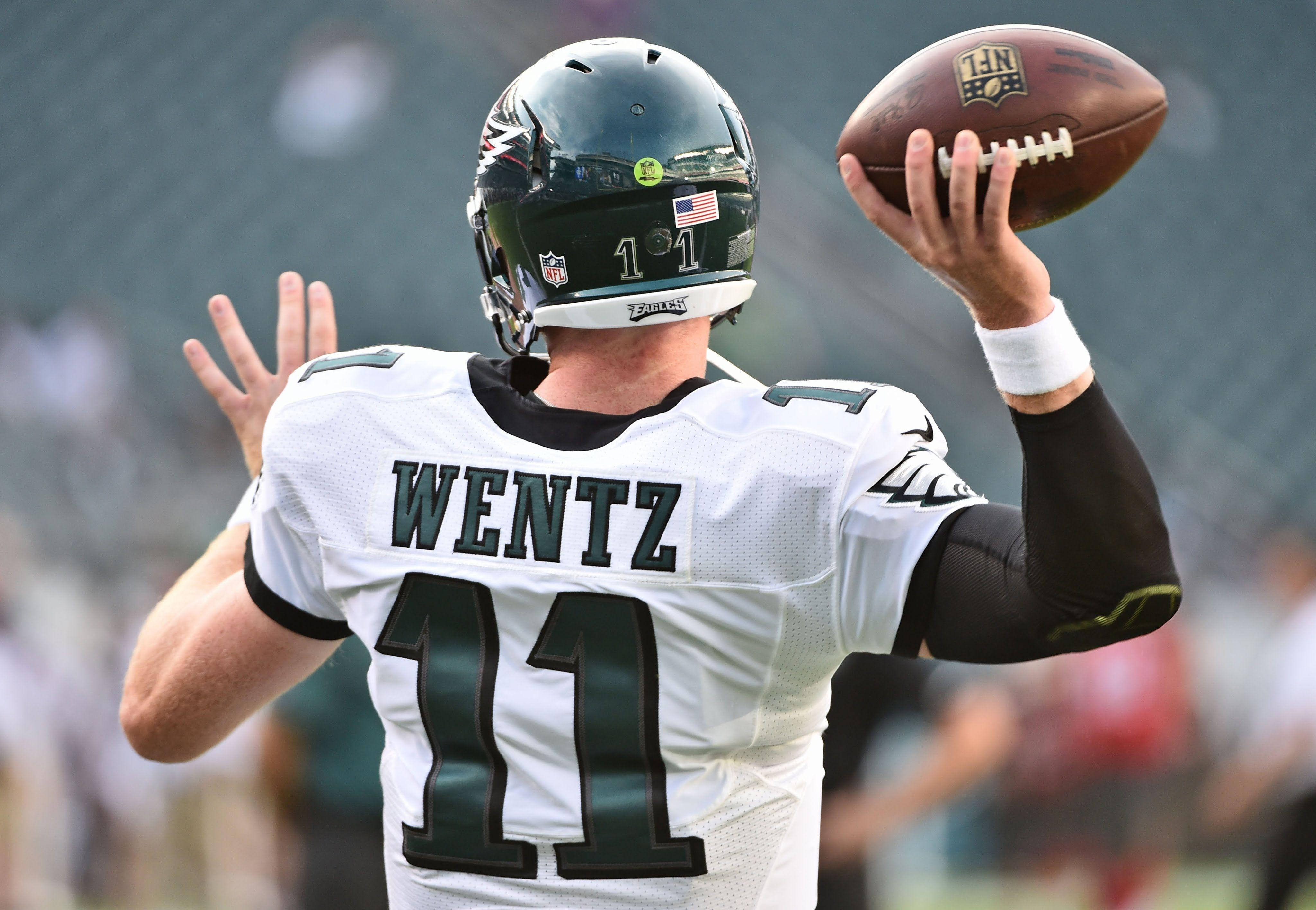 Carson Wentz ném bóng NFL Hình nền