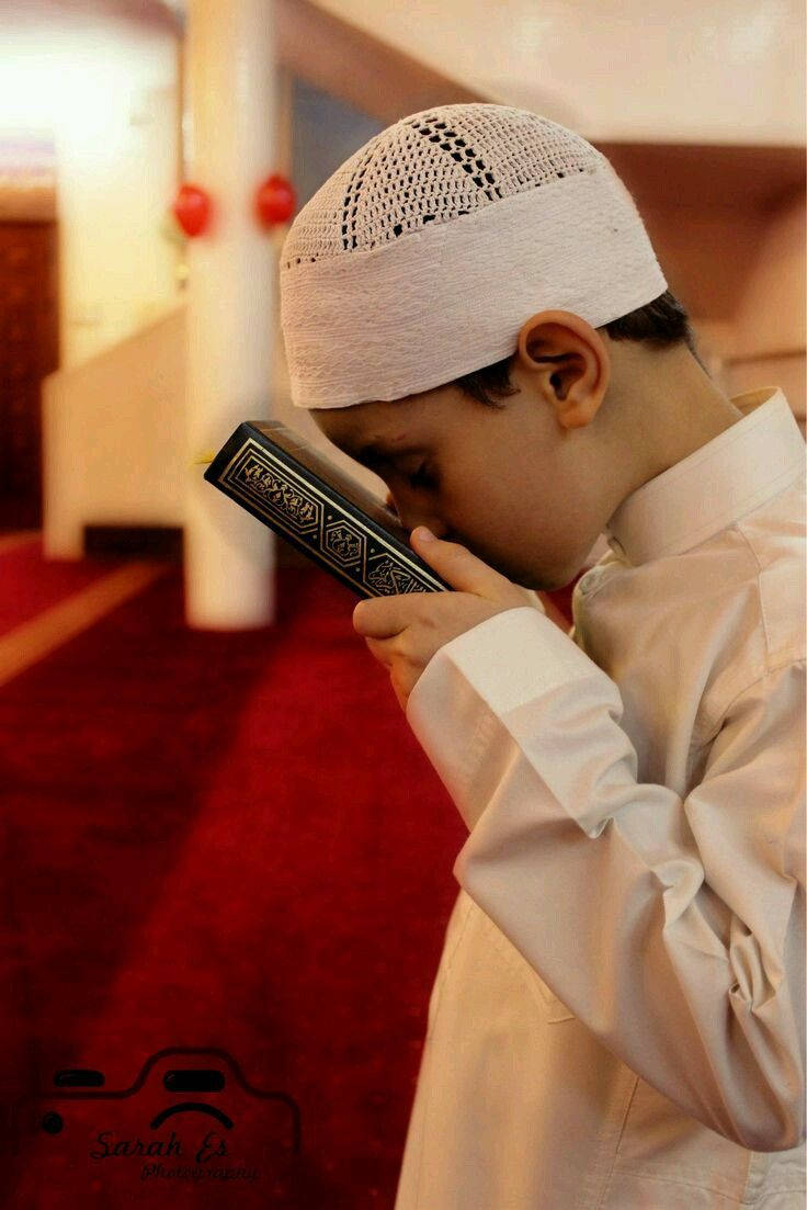 Cậu bé Hồi giáo hôn Kinh Quran Hình nền