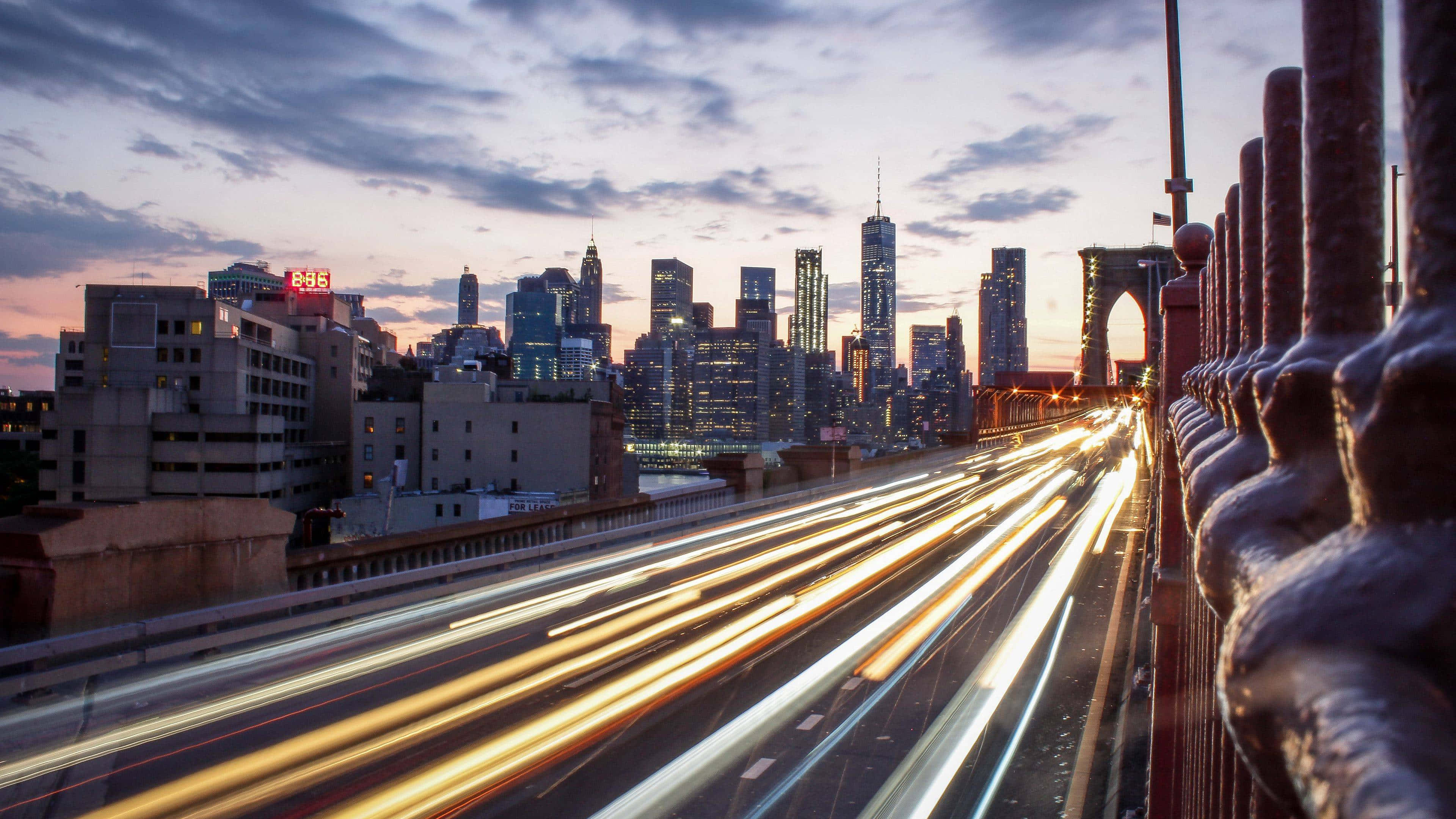 Cầu Brooklyn lúc hoàng hôn với ánh đèn thành phố Hình nền