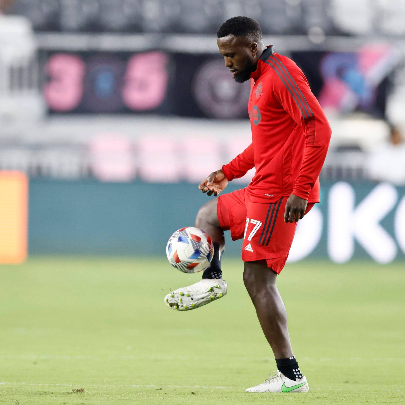 Cầu thủ bóng đá Jozy Altidore tung hứng bóng Hình nền
