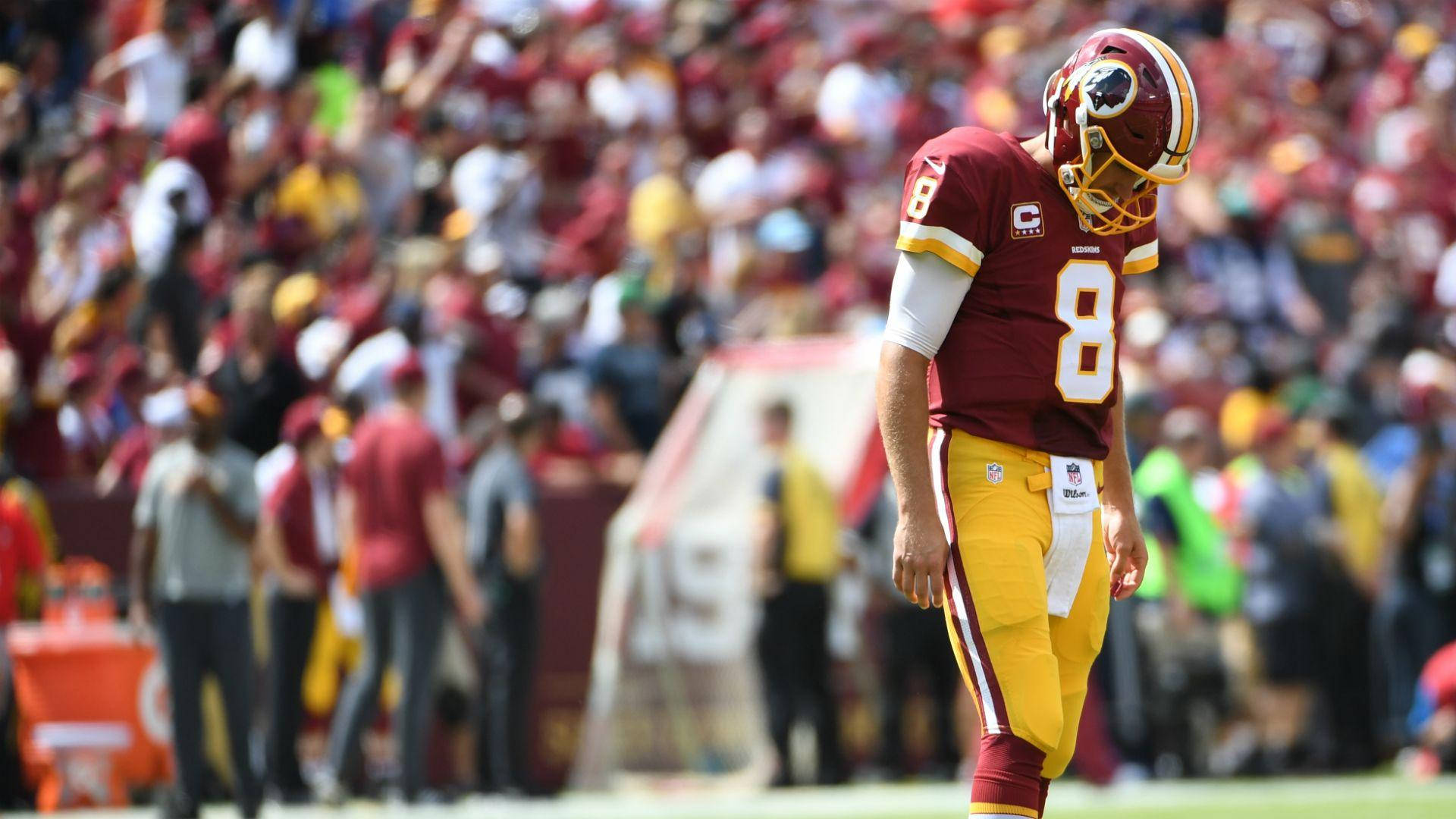 Cầu thủ bóng bầu dục Kirk Cousins cúi đầu nhìn xuống Hình nền