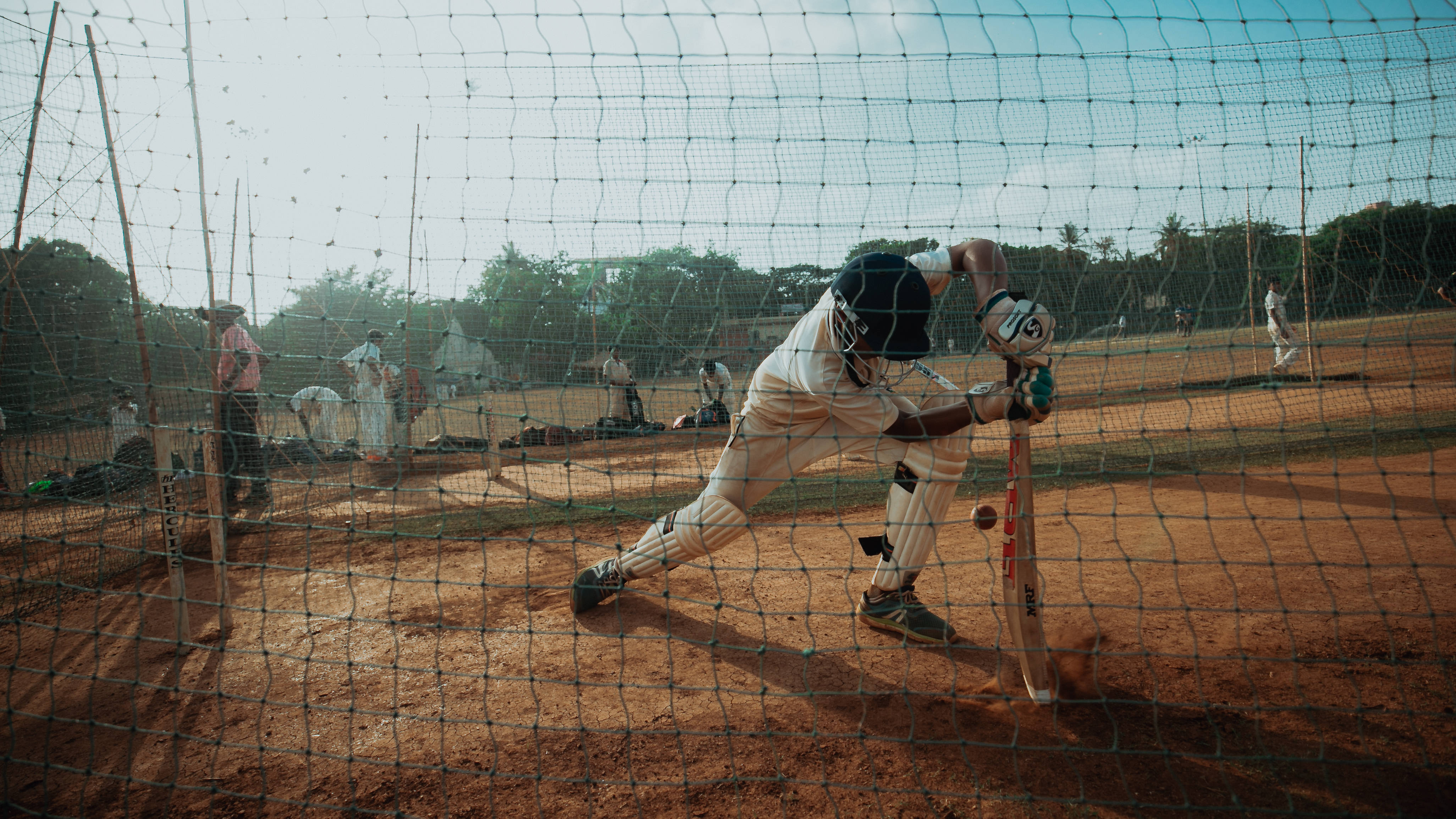 Cầu thủ Cricket trong tư thế chuẩn bị đánh bóng Hình nền