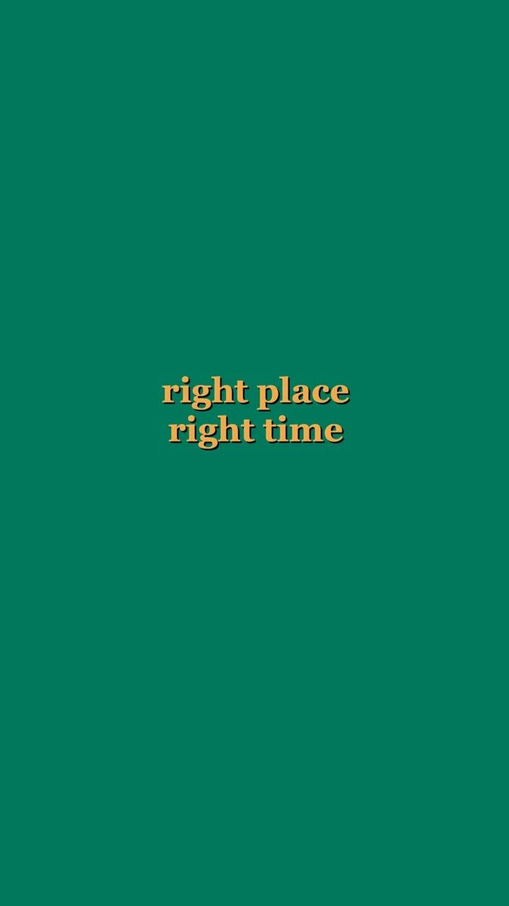 Câu trích dẫn "Right Place Right Time" trên nền xanh đơn giản Hình nền