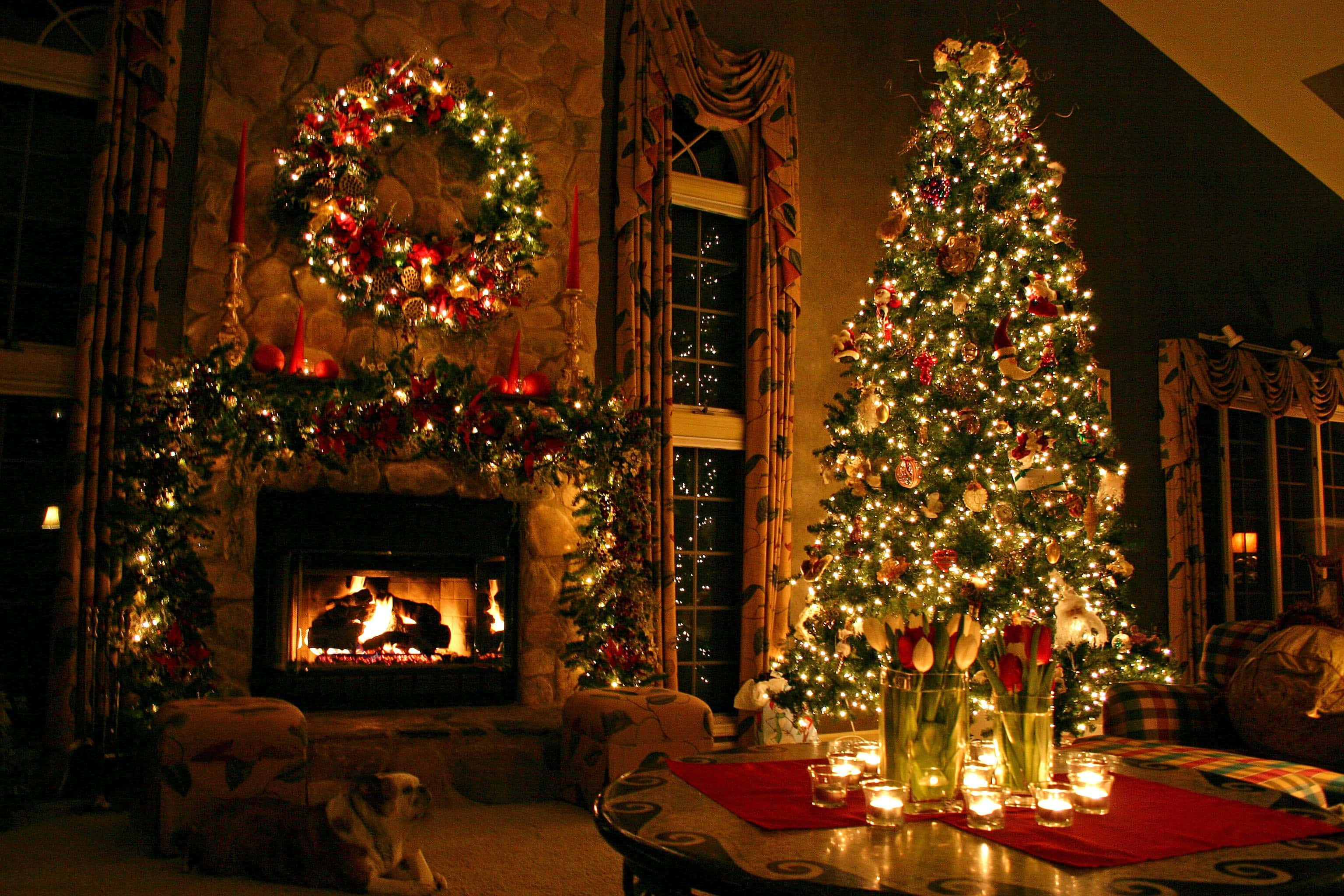 Cây thông Noel rực rỡ được trang trí bằng đèn màu, đồ trang trí và quà bên dưới. Hình nền
