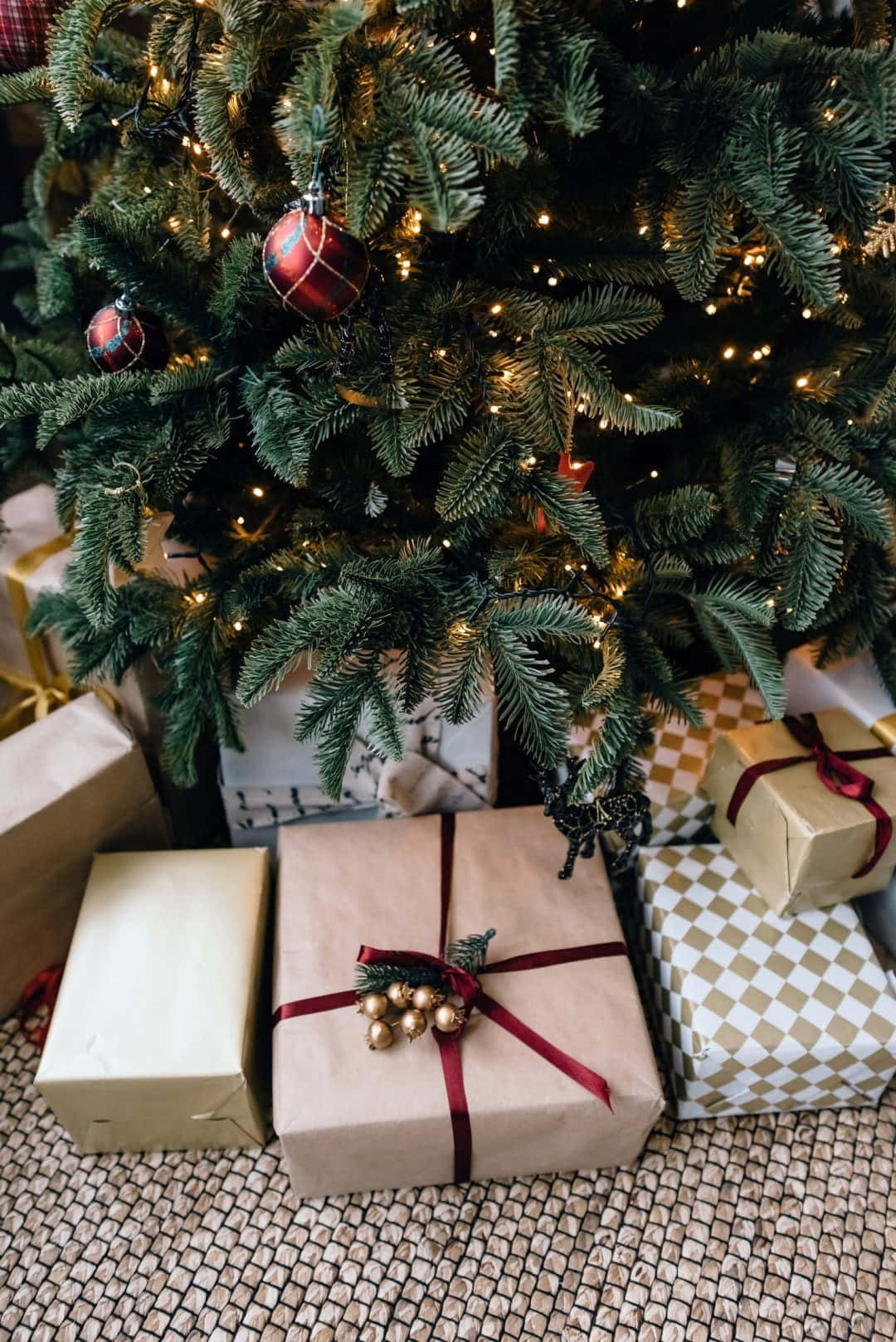 Cây thông Noel thẩm mỹ cùng quà tặng cho iPhone Hình nền