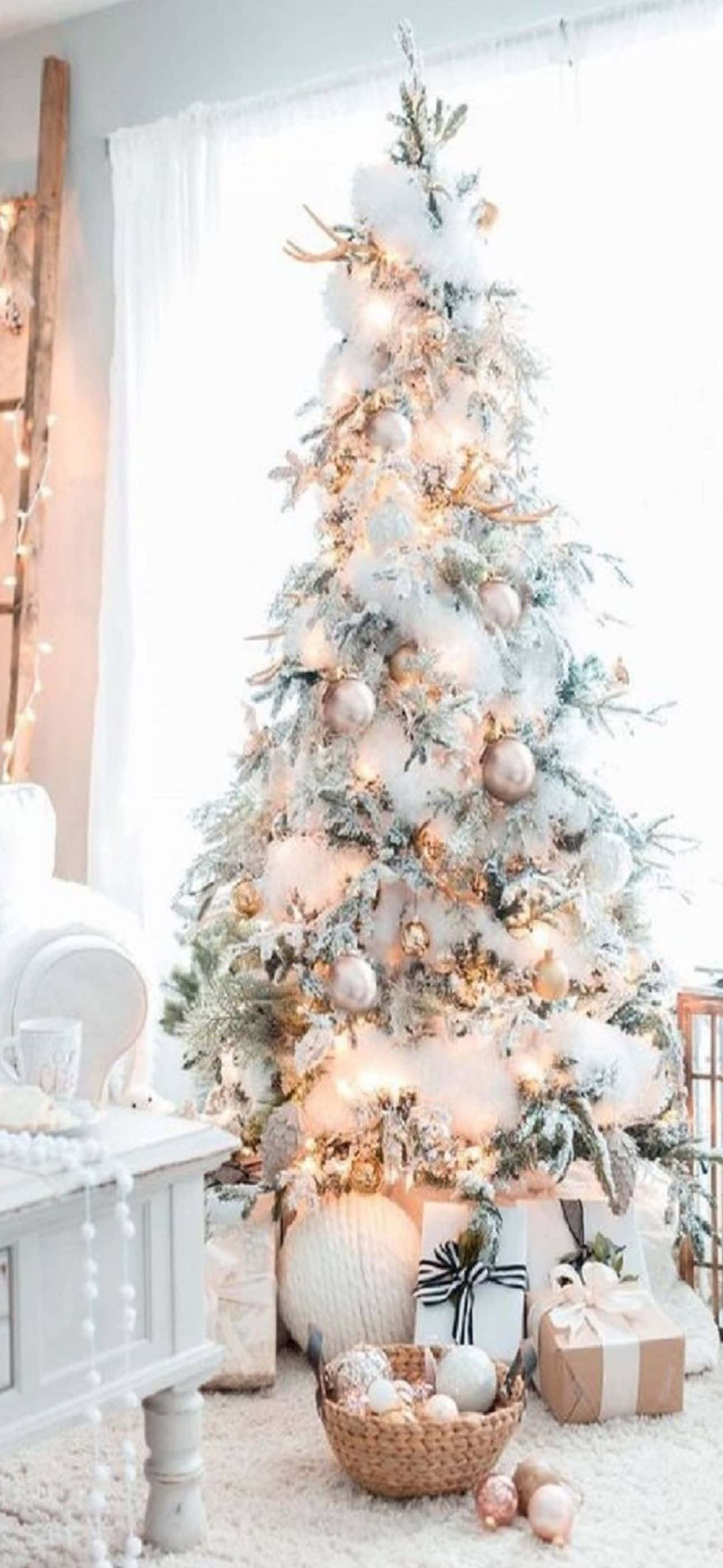 Cây thông Noel trắng với đồ trang trí trắng trong phòng khách Hình nền