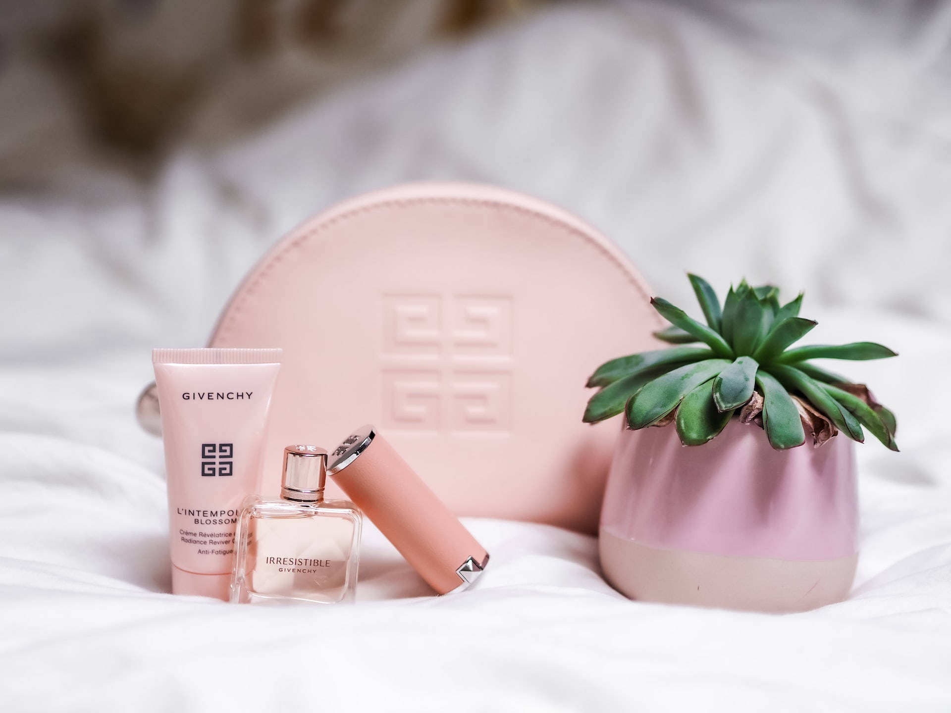 Chai Dưỡng Thể Hồng Vàng Thẩm Mỹ Hình nền
