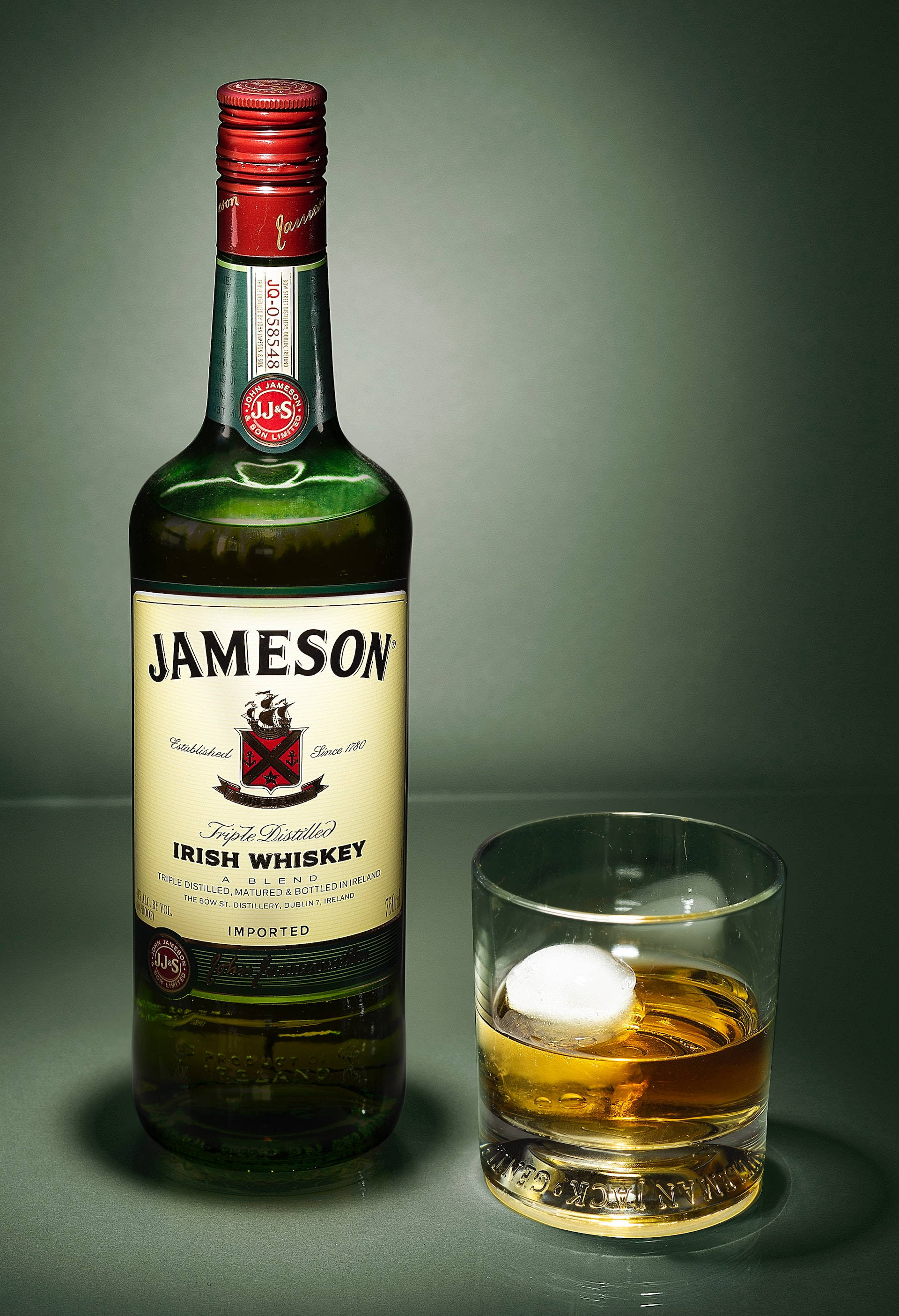 Chai rượu Jameson Whiskey và ly Hình nền