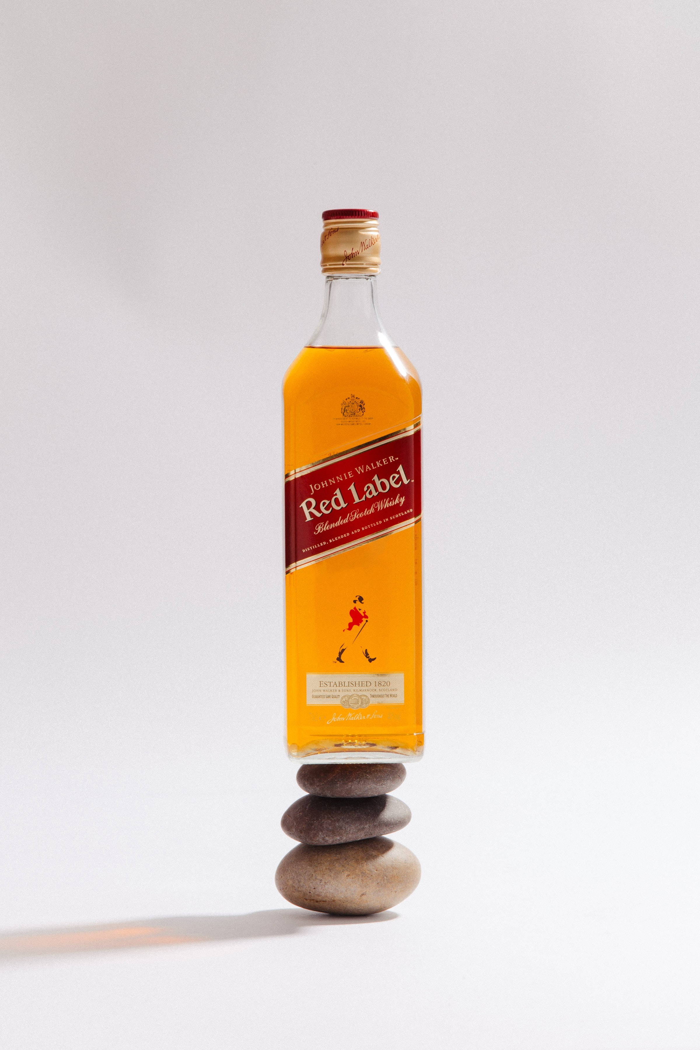 Chai Rượu Whiskey Red Label Trên Chồng Đá Hình nền
