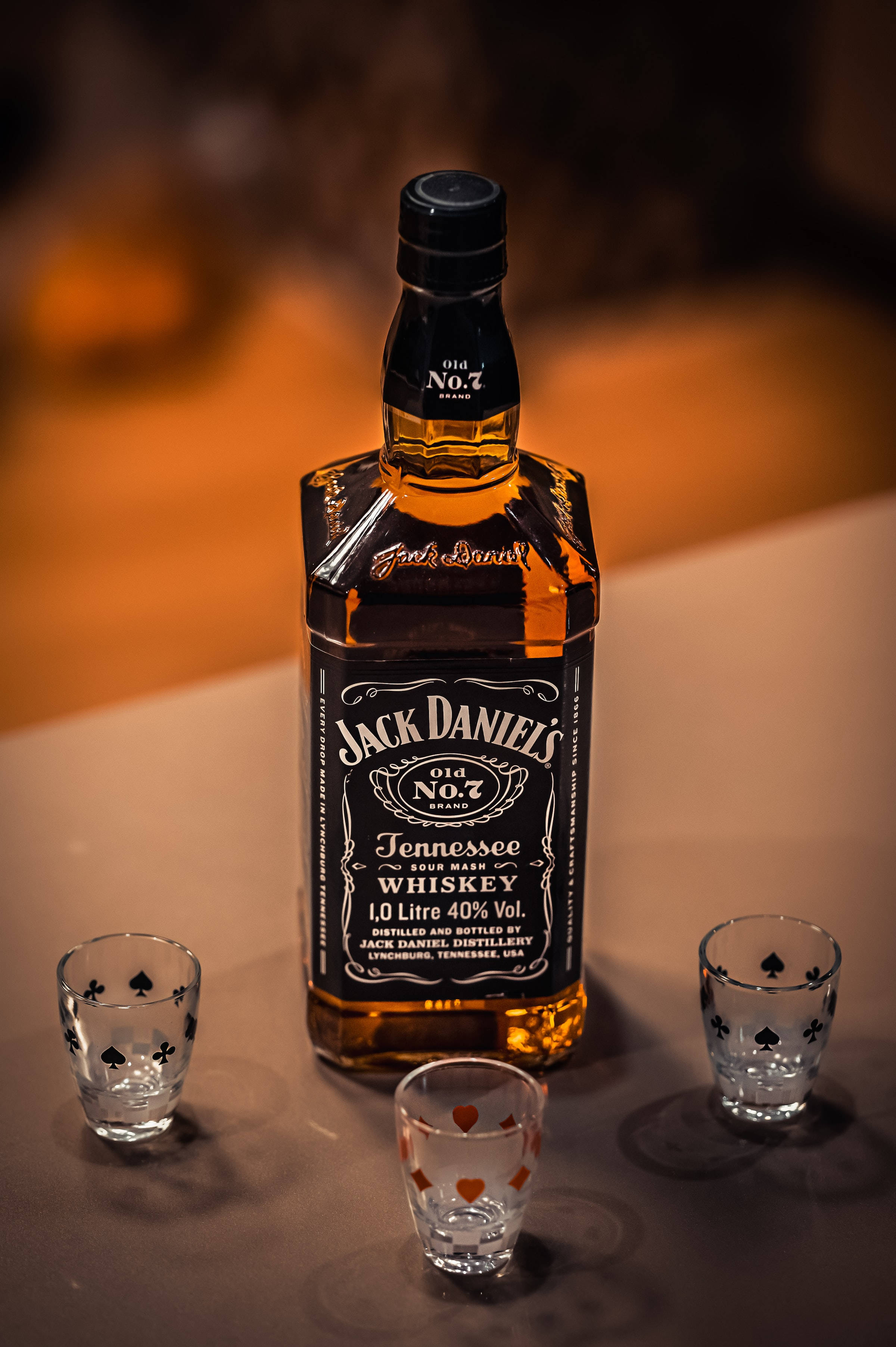 Chai Whisky Jack Daniels với Ly Shot Hình nền