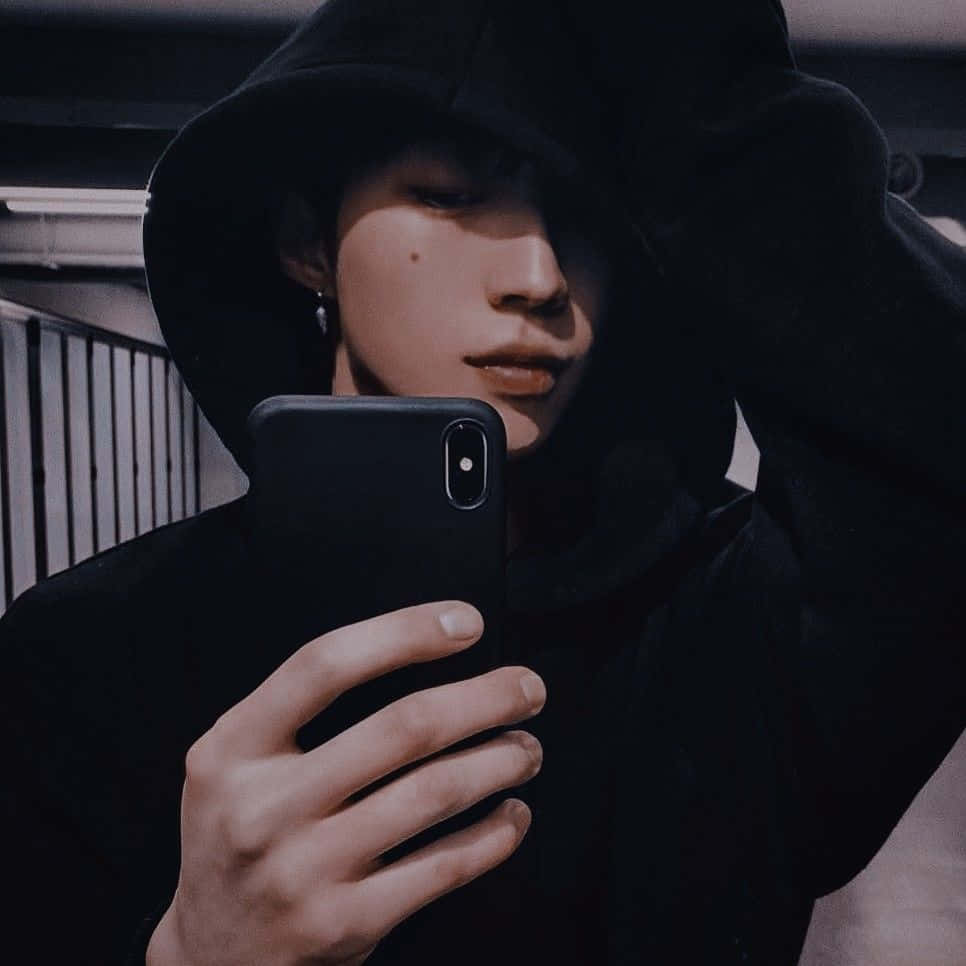 Chàng trai phong cách mặc áo len oversized và mũ beanie Hình nền