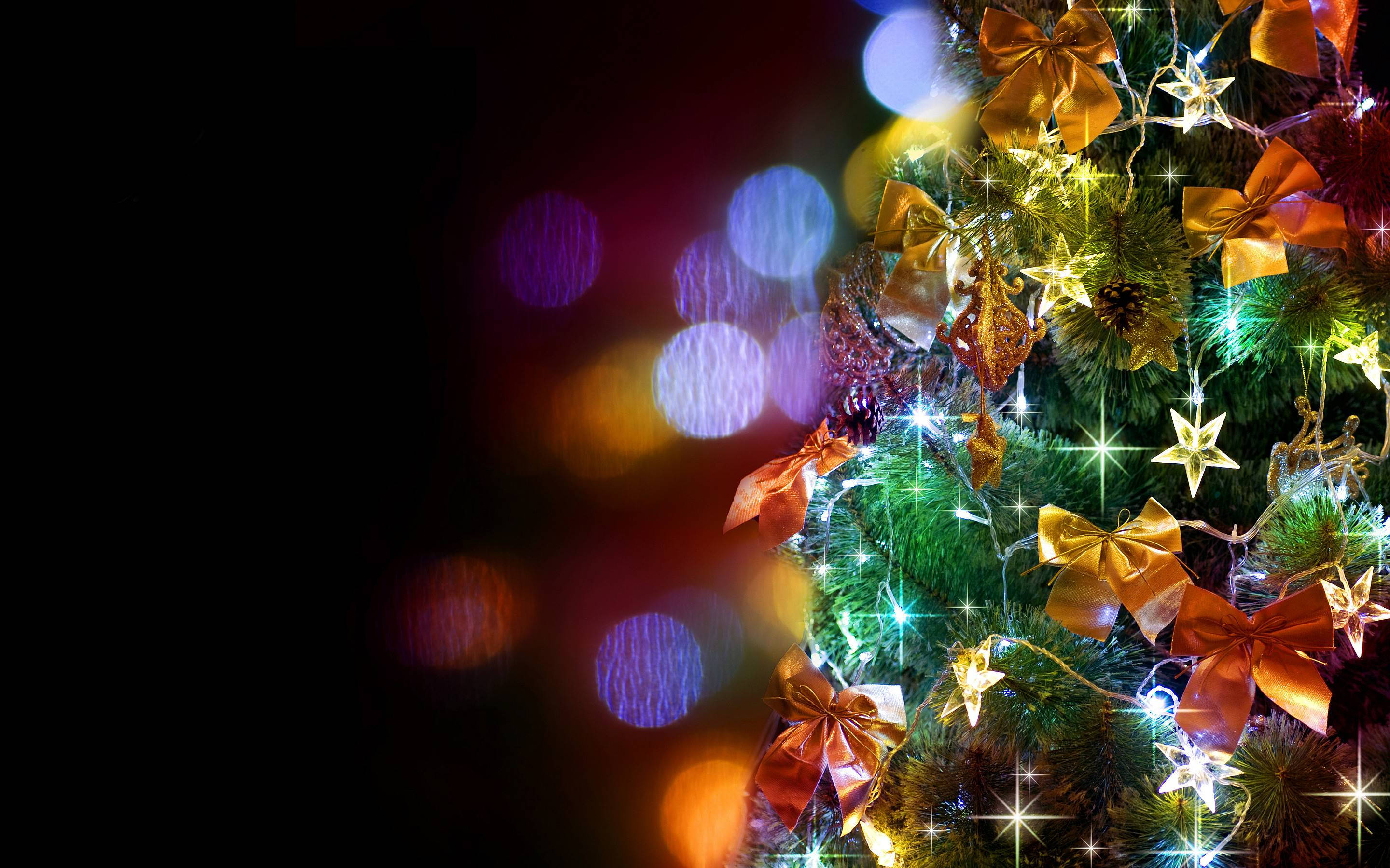 Chào mừng mùa lễ hội với màn trình diễn cây thông Noel rực rỡ Hình nền
