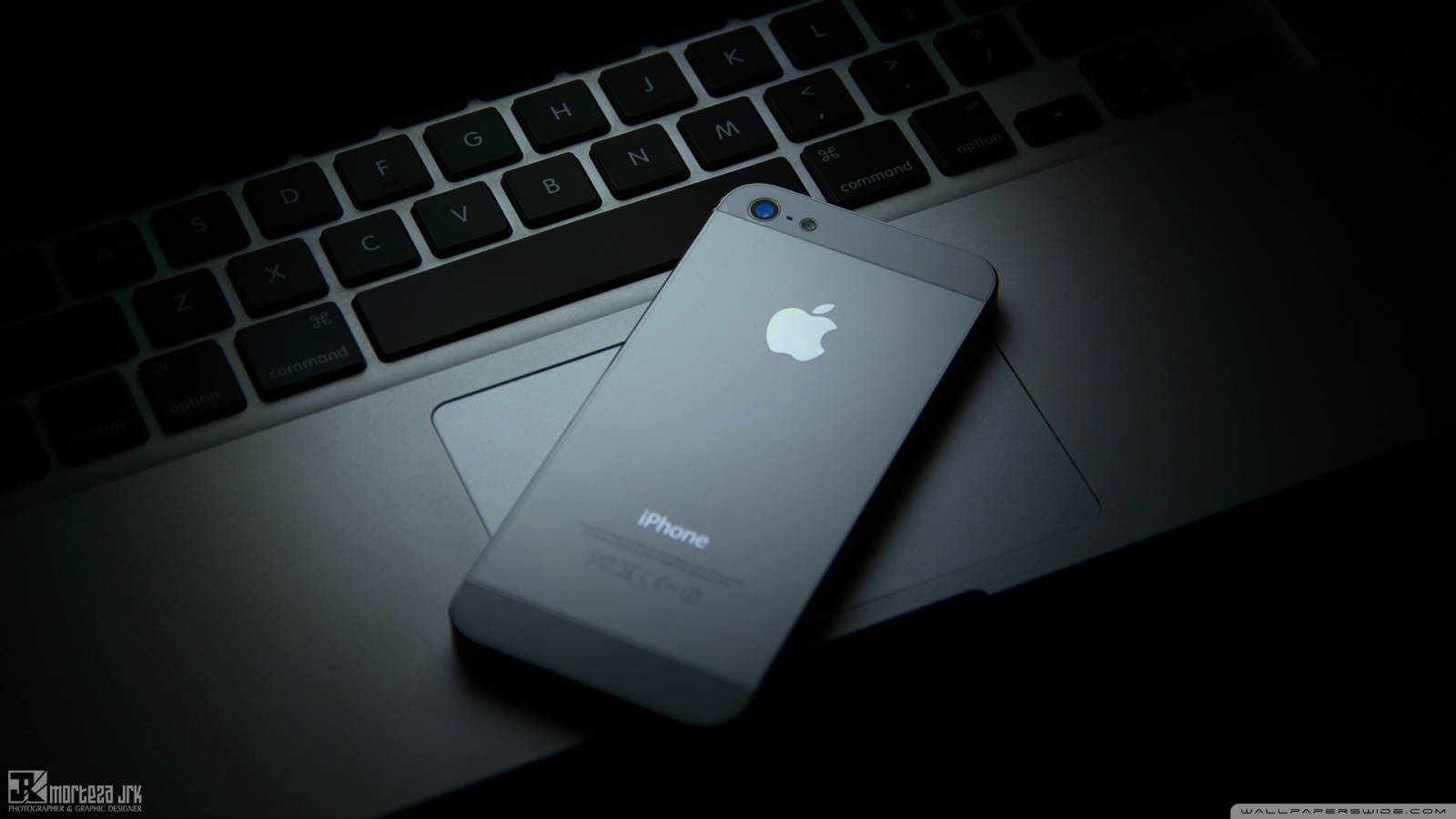 Chiếc Apple iPhone quyến rũ trên bàn gỗ Hình nền