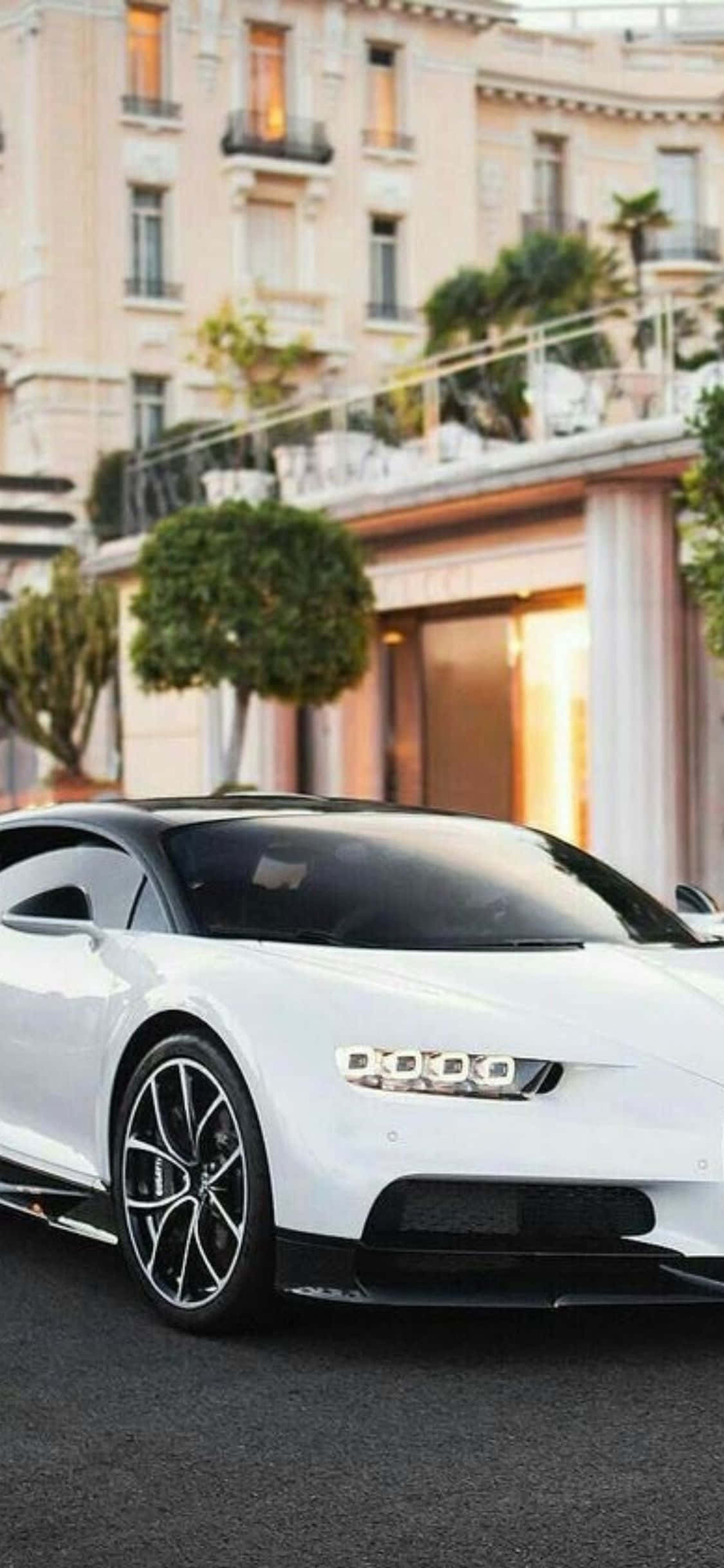 chiếc bugatti chiron màu trắng đỗ trước một tòa nhà Hình nền