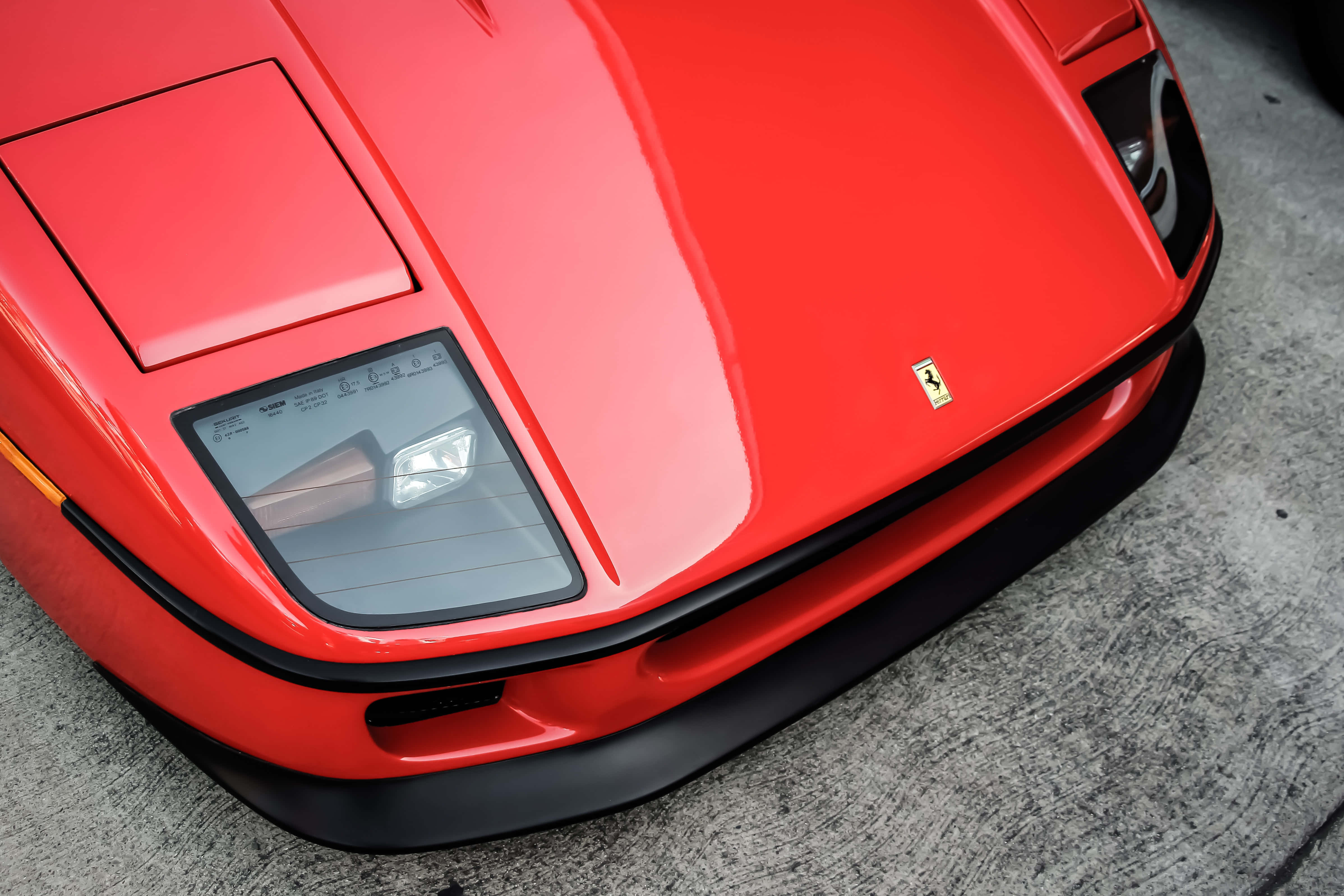 Chiếc Ferrari đỏ trên con đường quanh co giữa khung cảnh mùa đông Hình nền