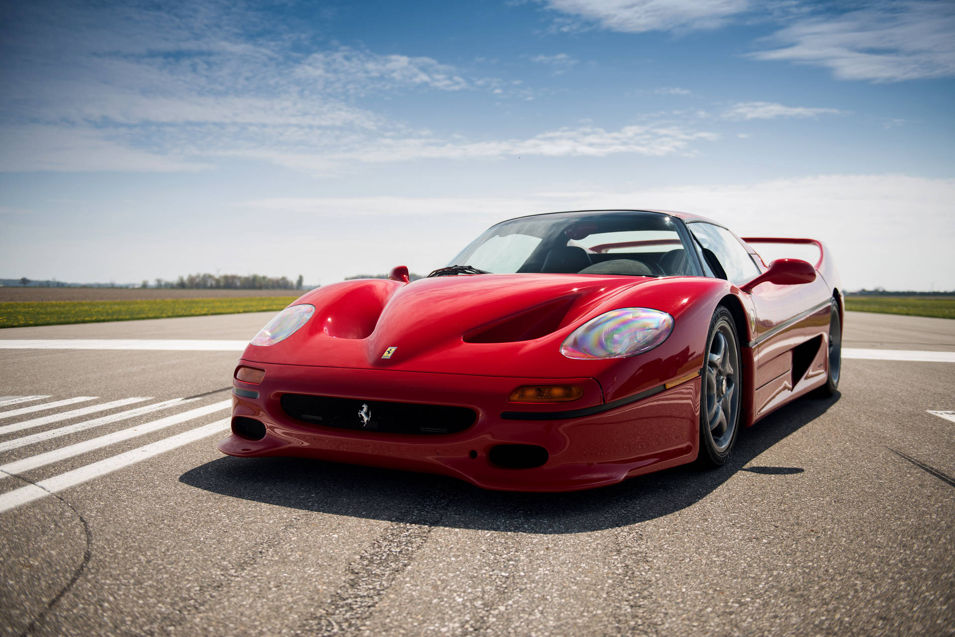 Hình nền Ferrari F50 màu đỏ tại vạch kẻ đường dành cho người đi bộ.
