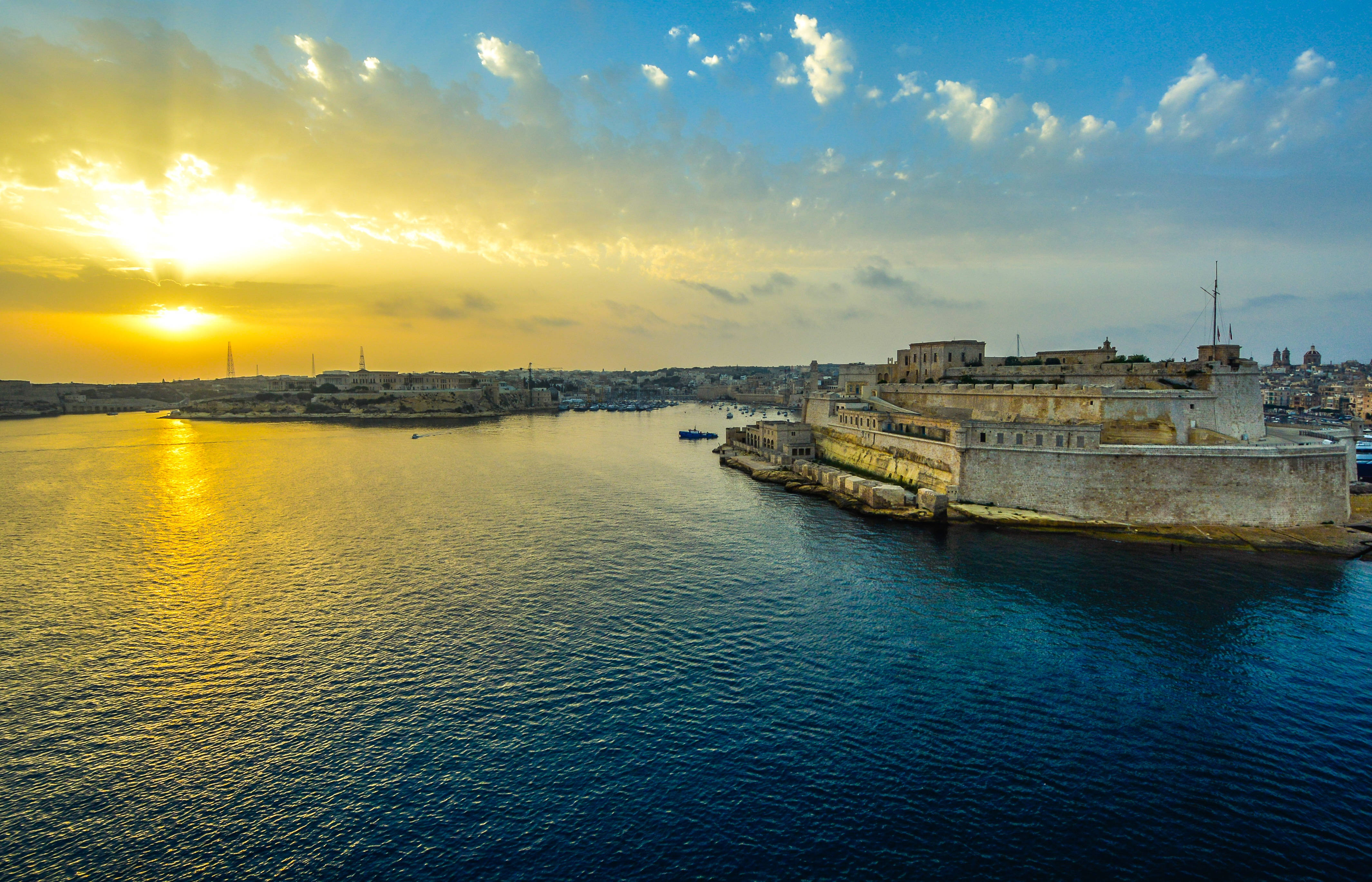 Chiêm ngưỡng vẻ hùng vĩ của bình minh tại Grand Harbour Malta Hình nền
