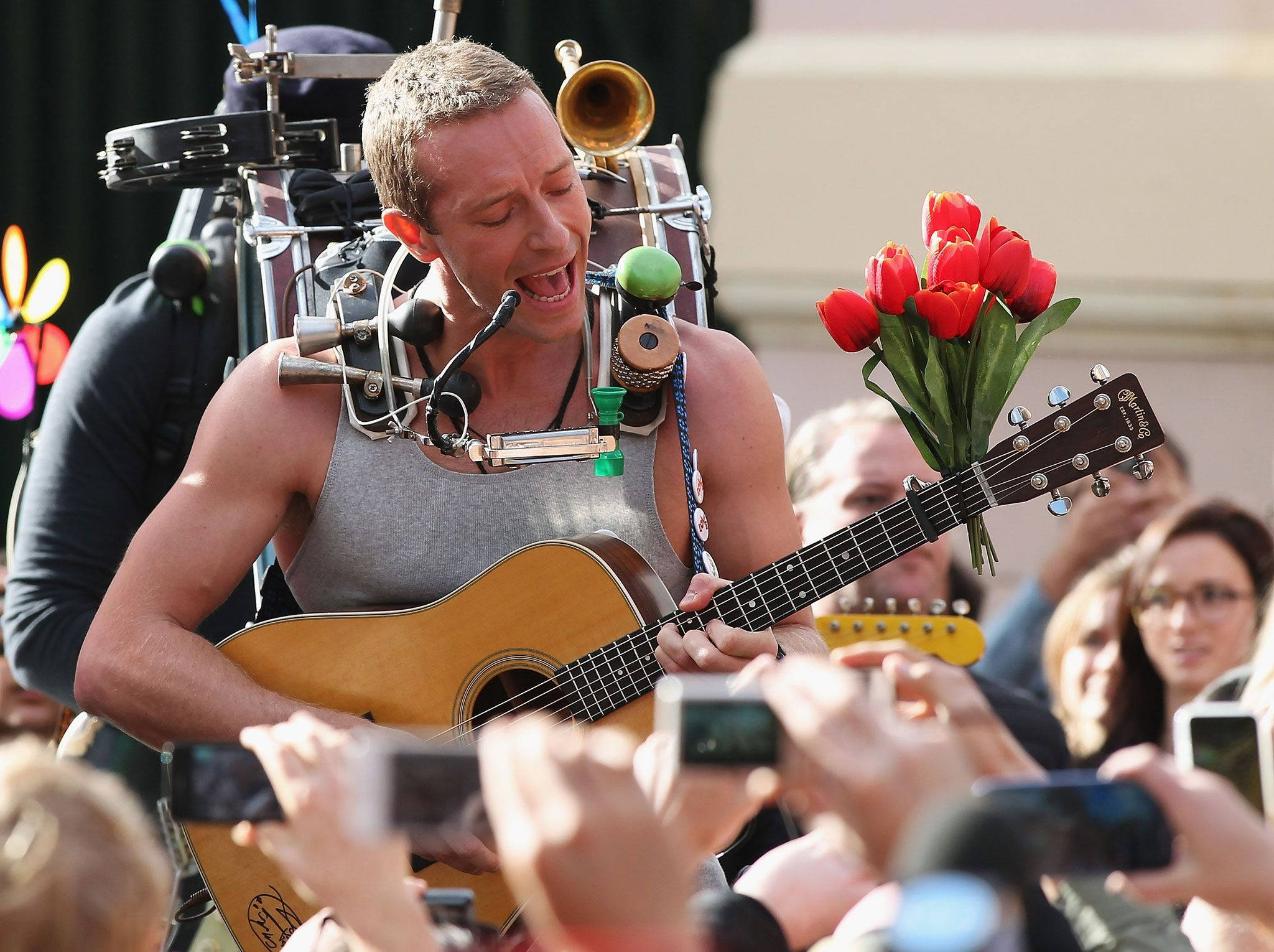 Chris Martin Biểu Diễn Trên Sân Khấu Hình nền