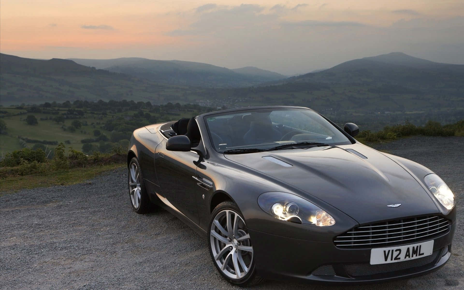 Chú thích: Aston Martin DB9 mượt mà trên đường Hình nền
