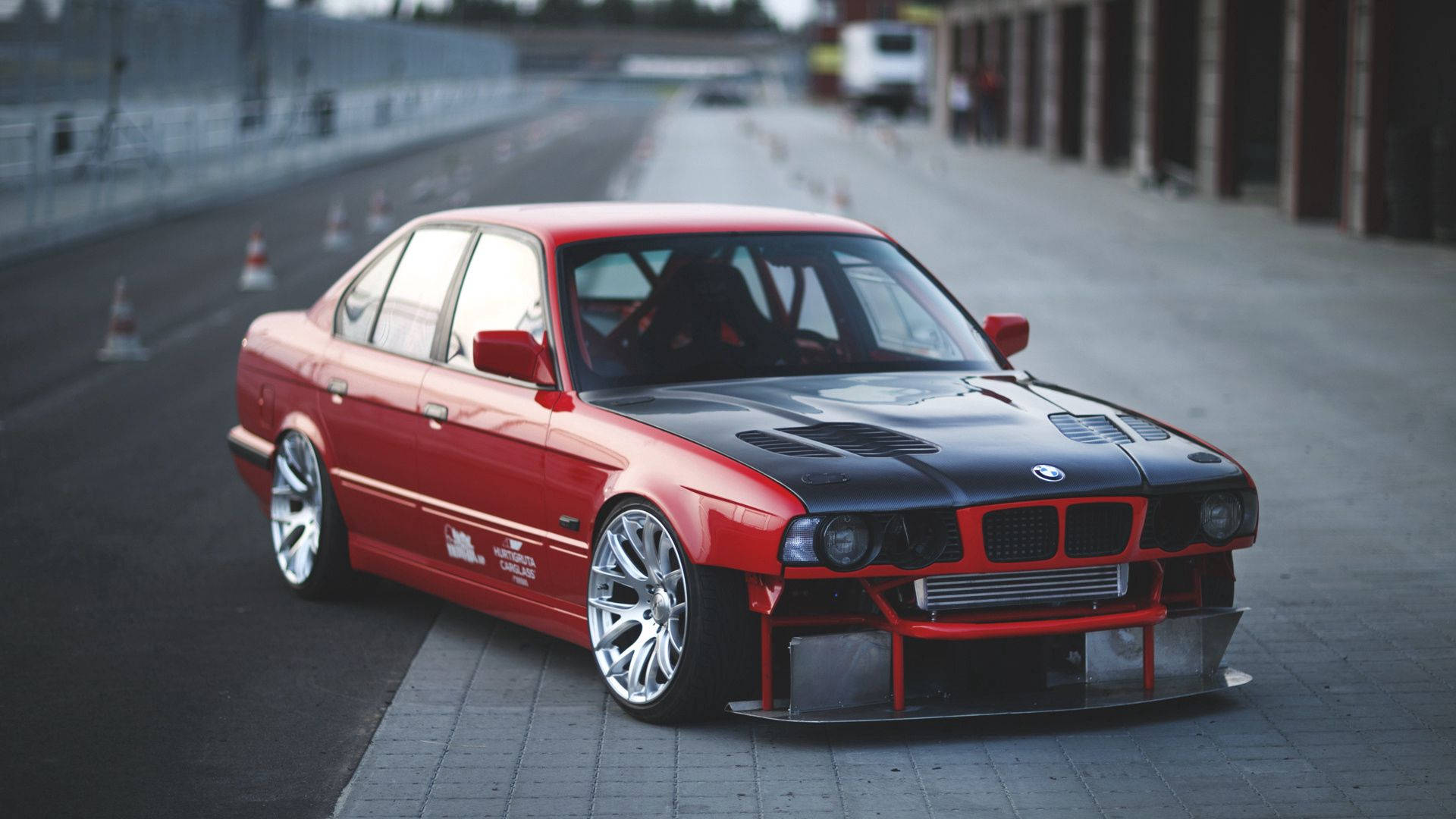 Chú thích: BMW E34 màu đỏ nổi bật Full HD Hình nền