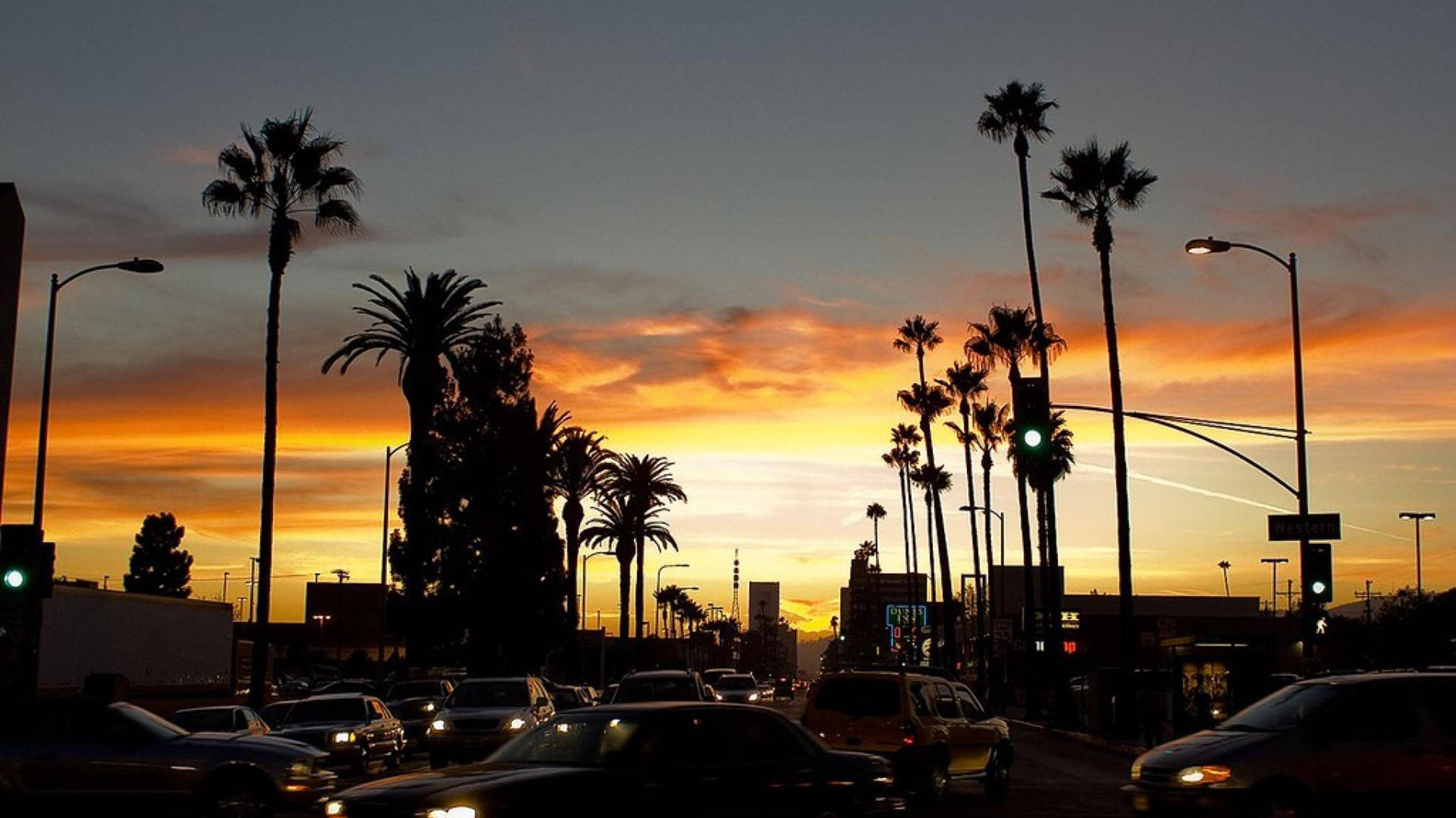 Chú thích: Hoàng hôn hùng vĩ Los Angeles trên Đại lộ biểu tượng Hình nền