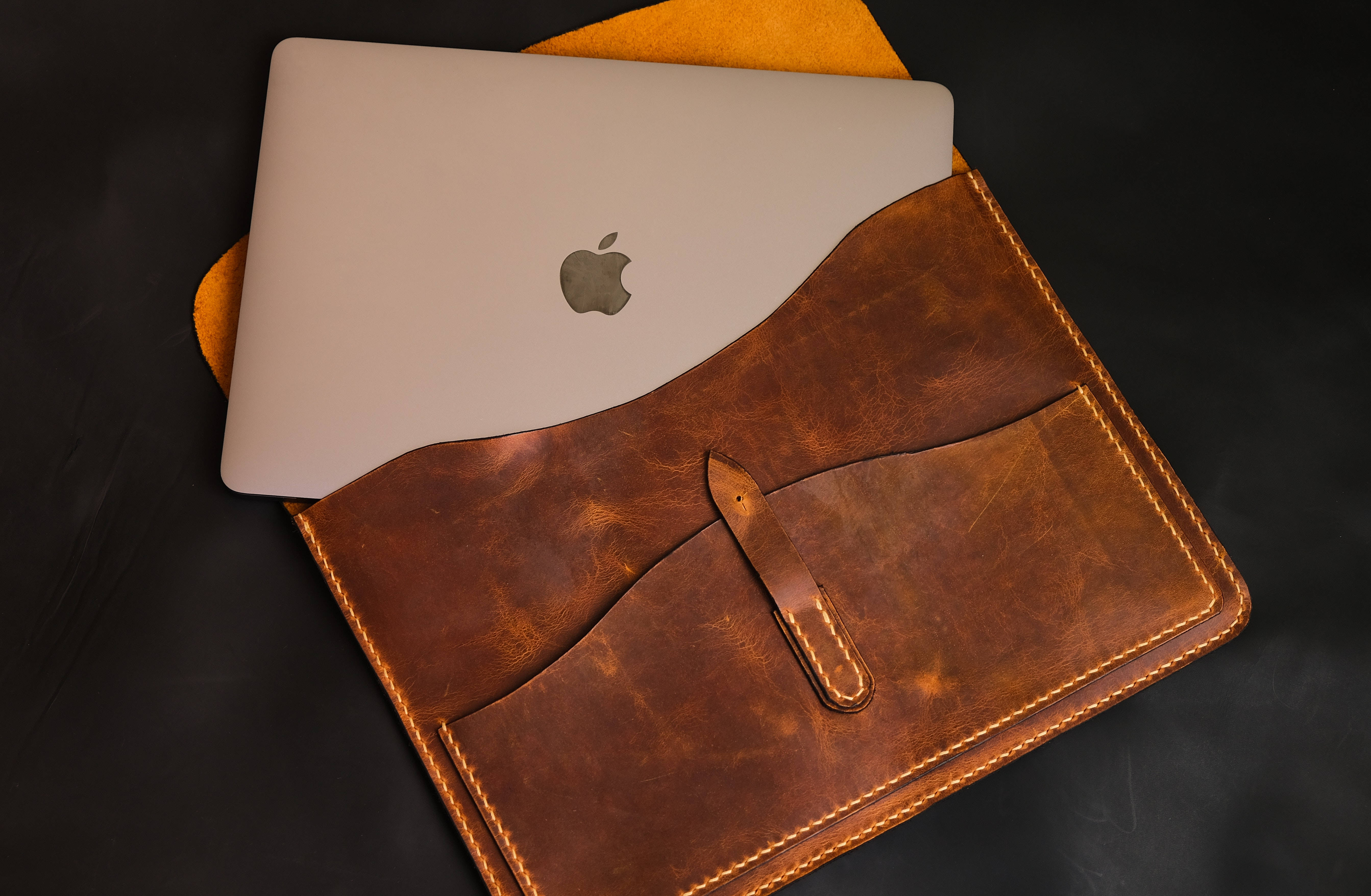 Chú thích: Máy tính để bàn Apple Mac phong cách trên không gian làm việc sáng tạo Hình nền