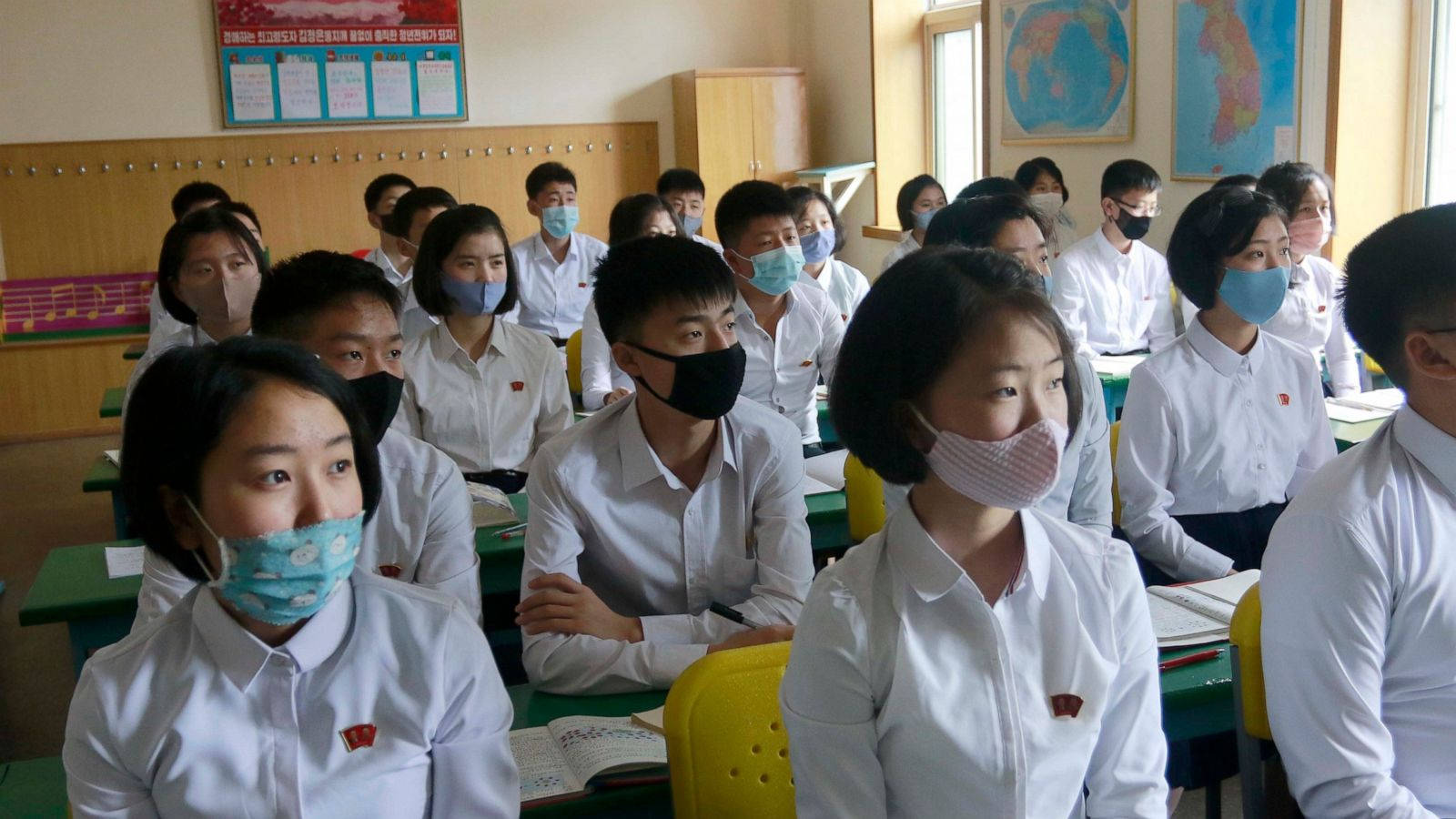 Chuyên Viên Y Tế Trong Đồ Bảo Hộ Cầm Bộ Xét Nghiệm Coronavirus Hình nền