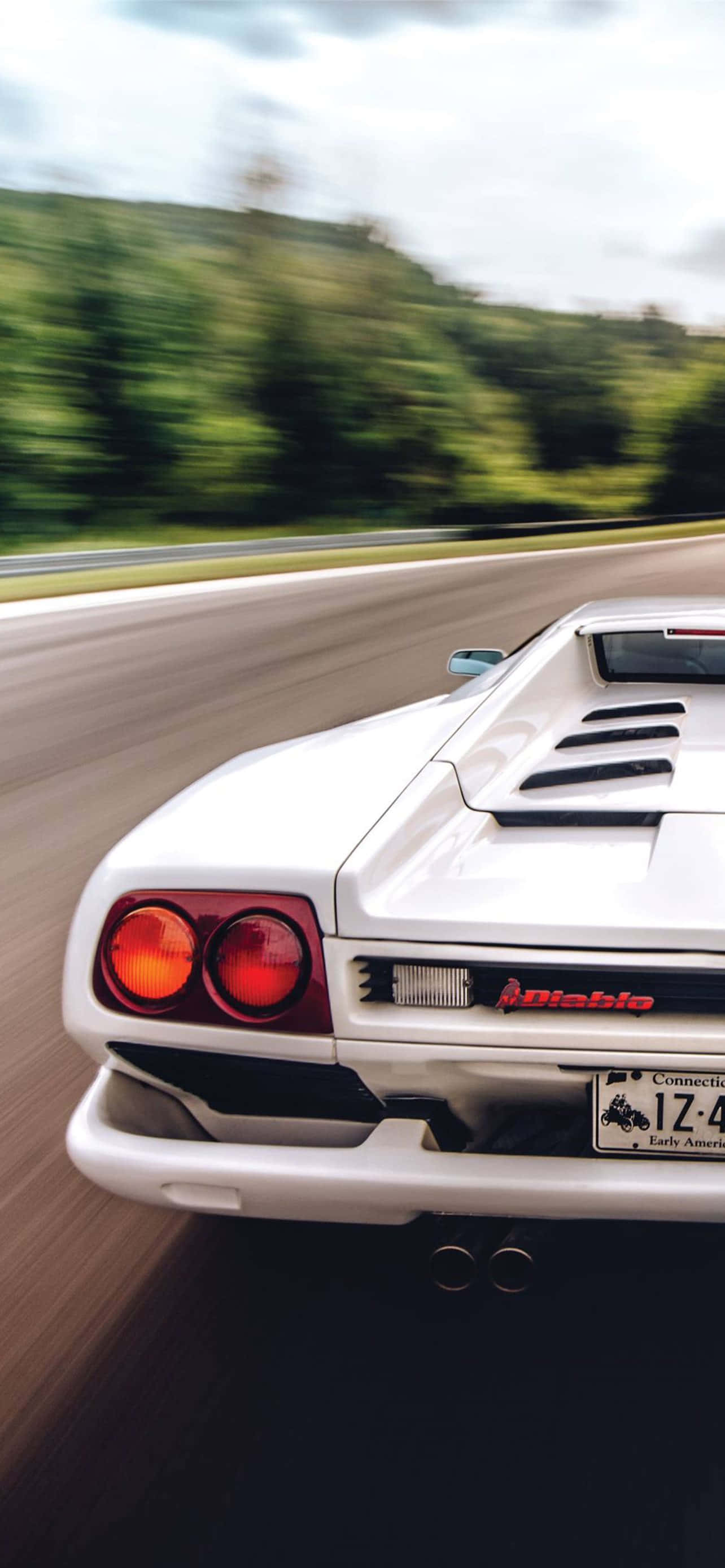 “Ferrari Cổ Điển 4CD7A2IRC3DP1VLI Tỏa Sáng Qua Ánh Đèn Thành Phố” Hình nền