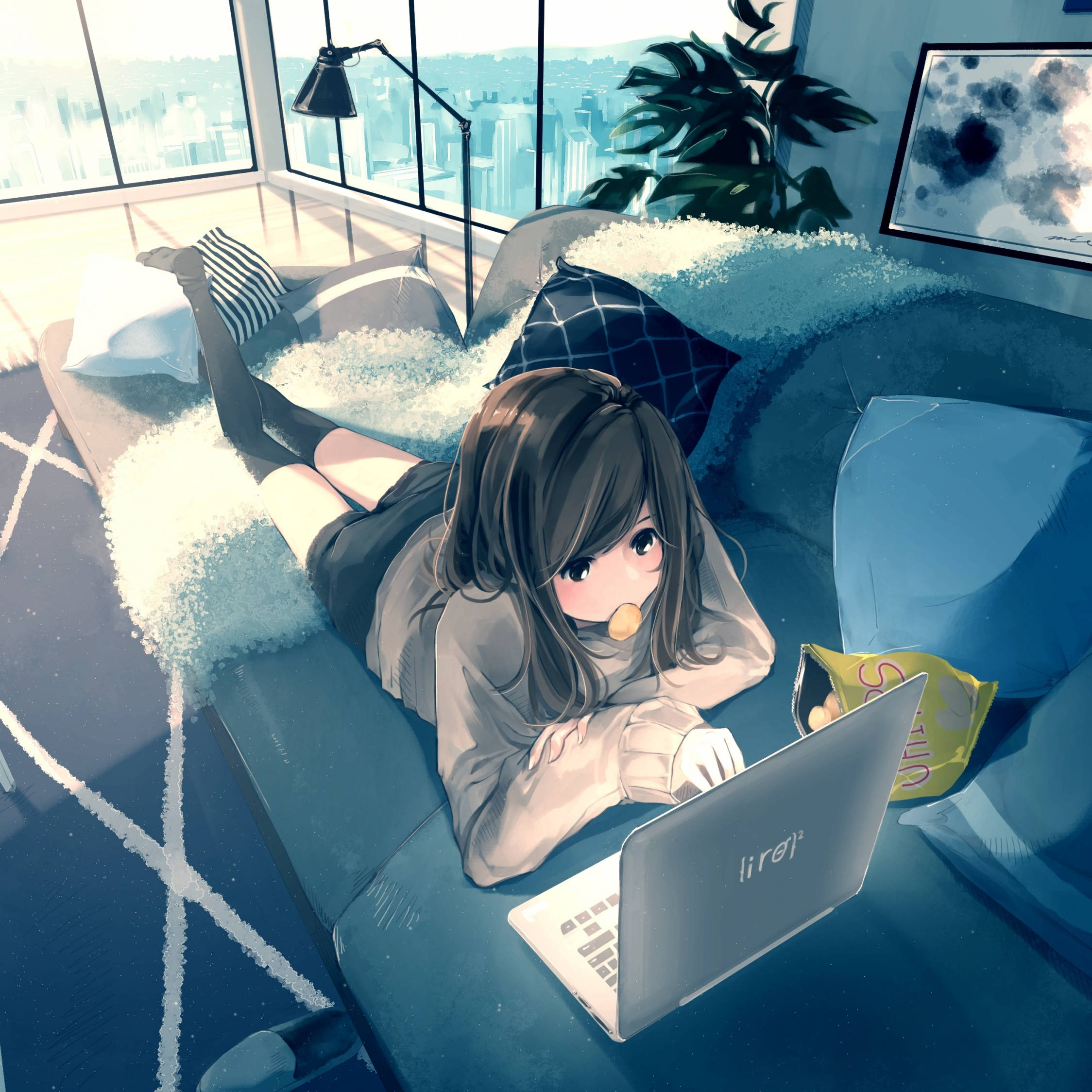 Cô gái anime nằm làm việc trên laptop Hình nền