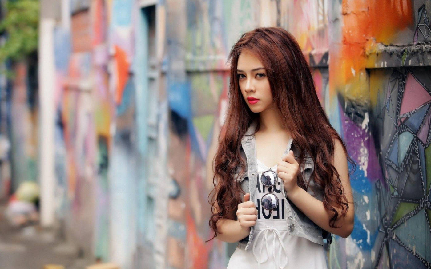 Cô gái cá tính đứng trước nghệ thuật đường phố Hình nền