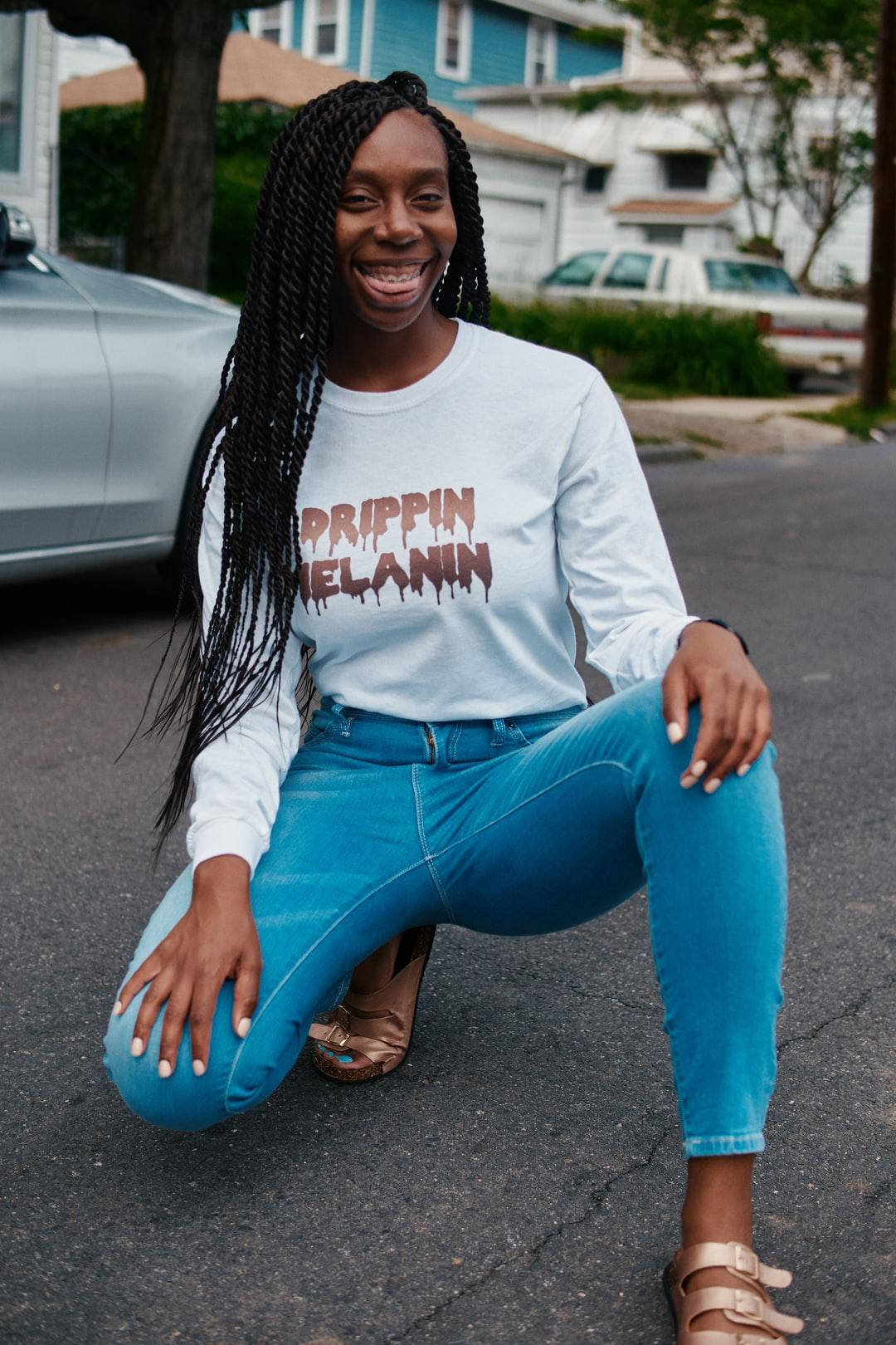 Cô Gái Da Đen Phong Cách Baddie Với Áo Drippin' Melanin Hình nền