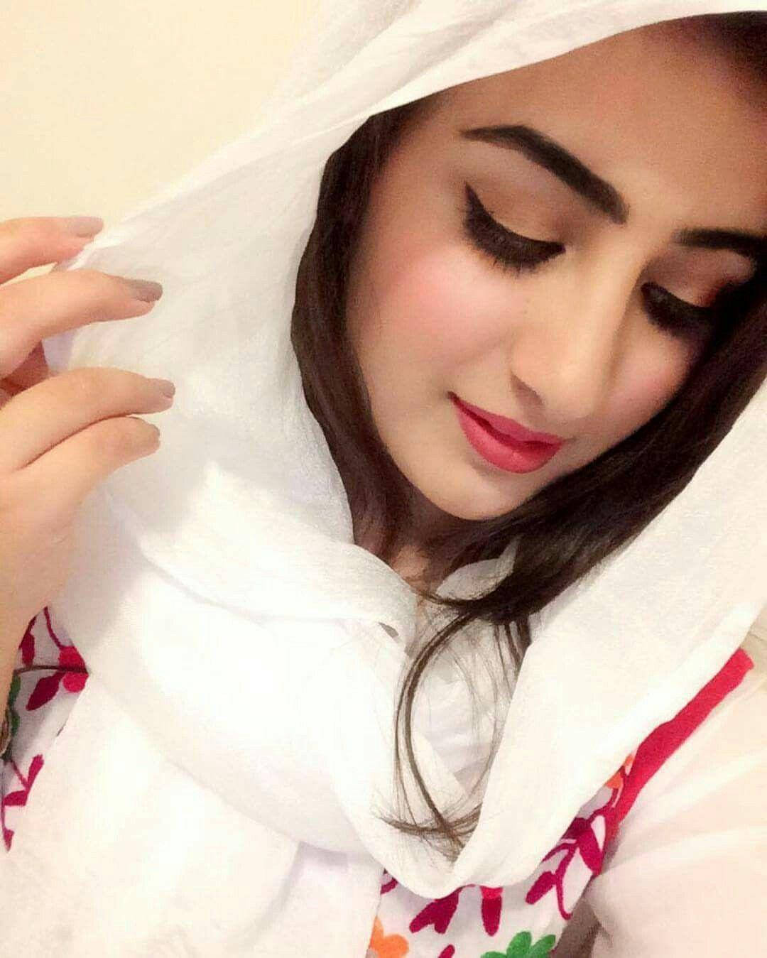 Cô gái Hijab tự sướng trong trang phục trắng Hình nền