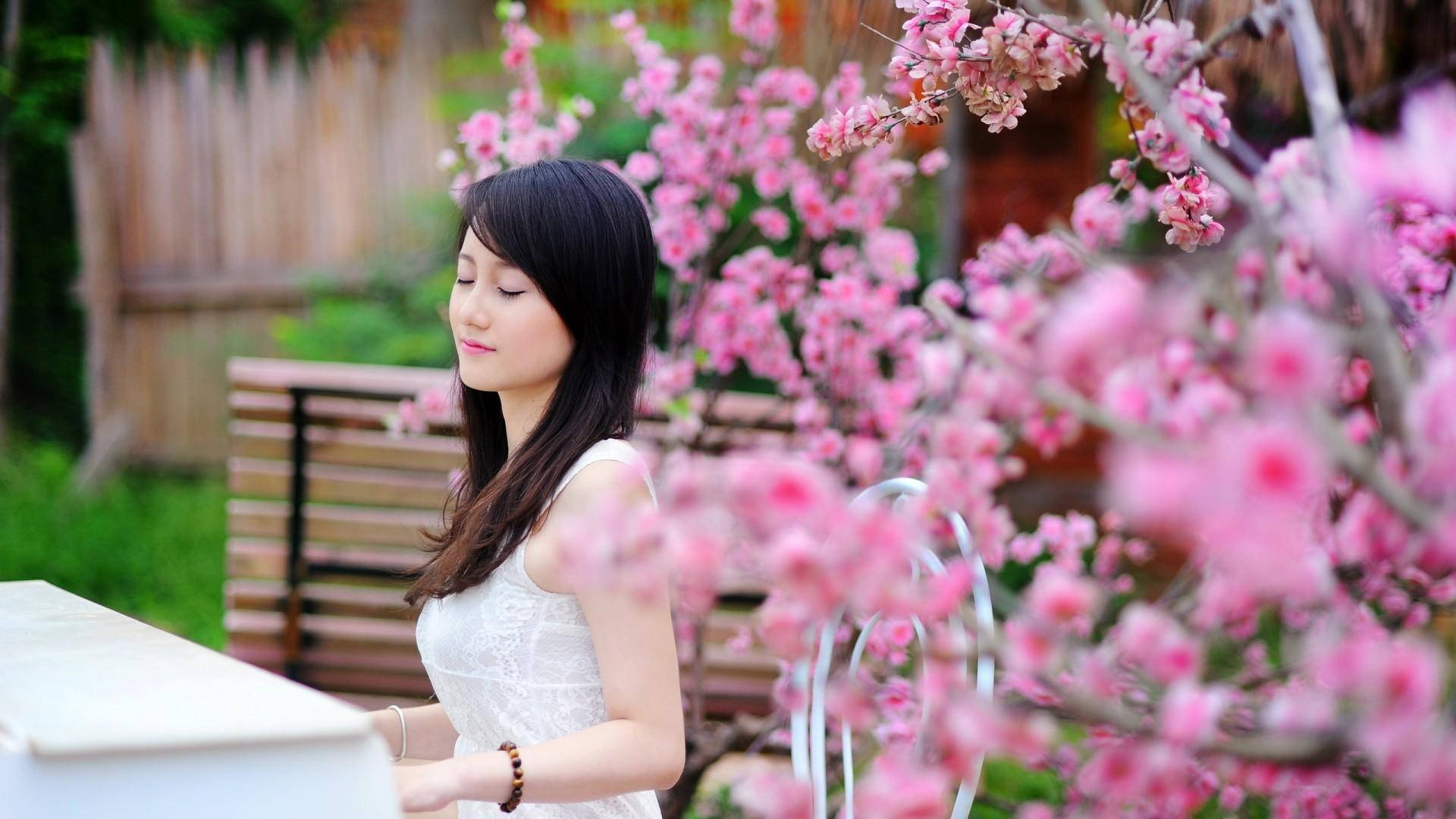 Cô gái Nhật Bản chơi đàn piano trong vườn hoa hồng Hình nền